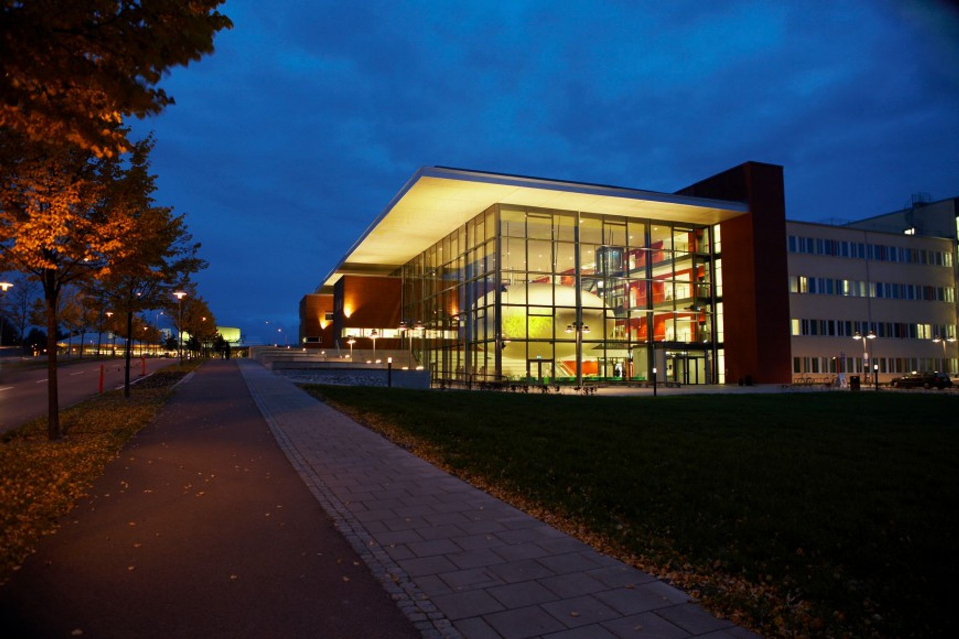 Karlstad university building at night.