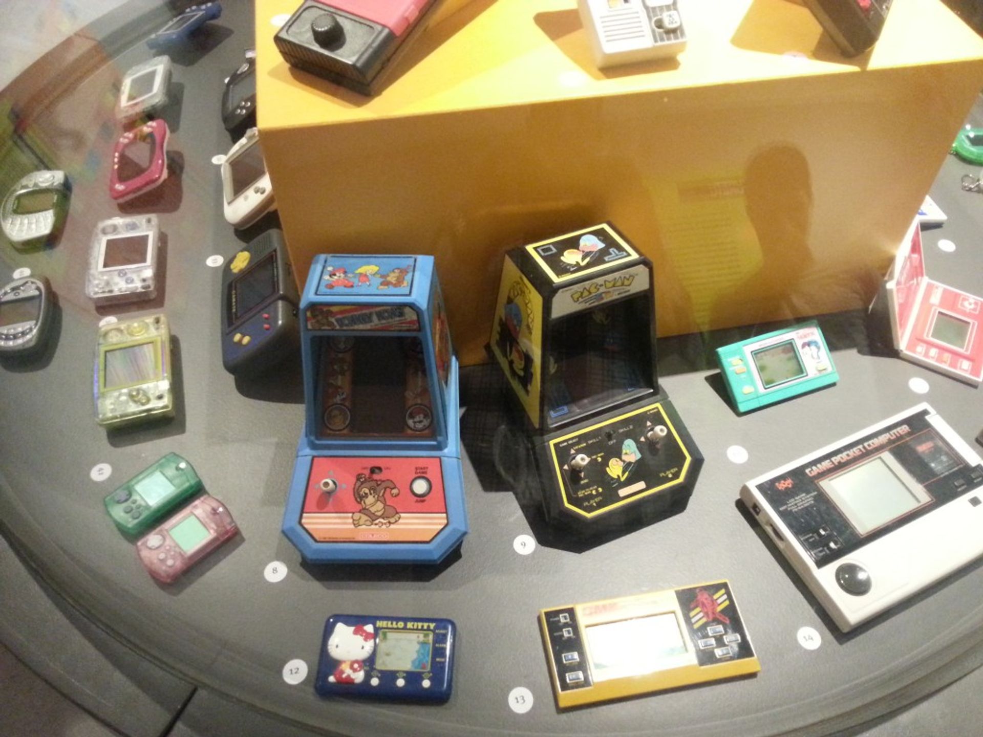 Awww... Look at the itty-bitty handhelds :3