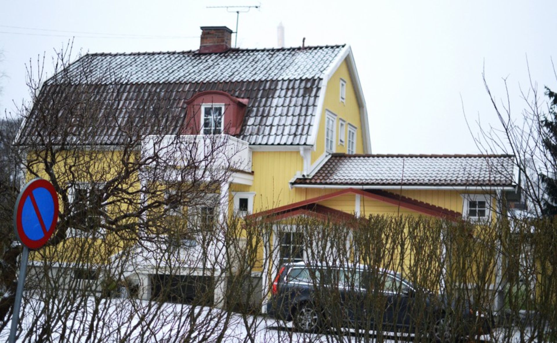 A yellow house.