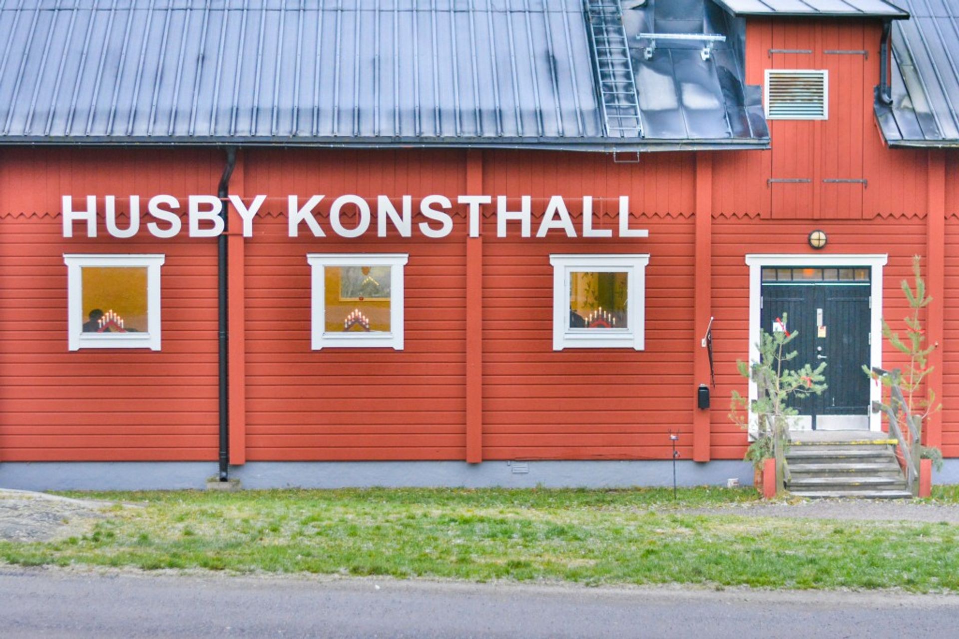 Konsthall = Arthall Bam! You now know Swedish.