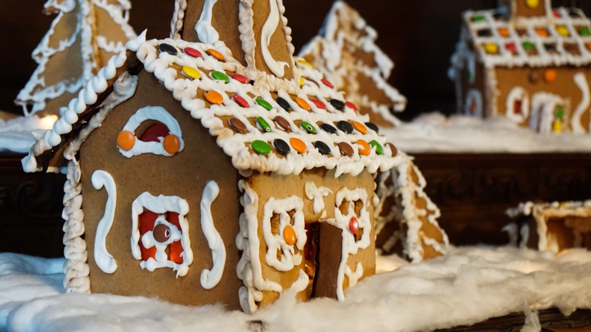 Gingerbread houses in the castle's dining hall where you can fika