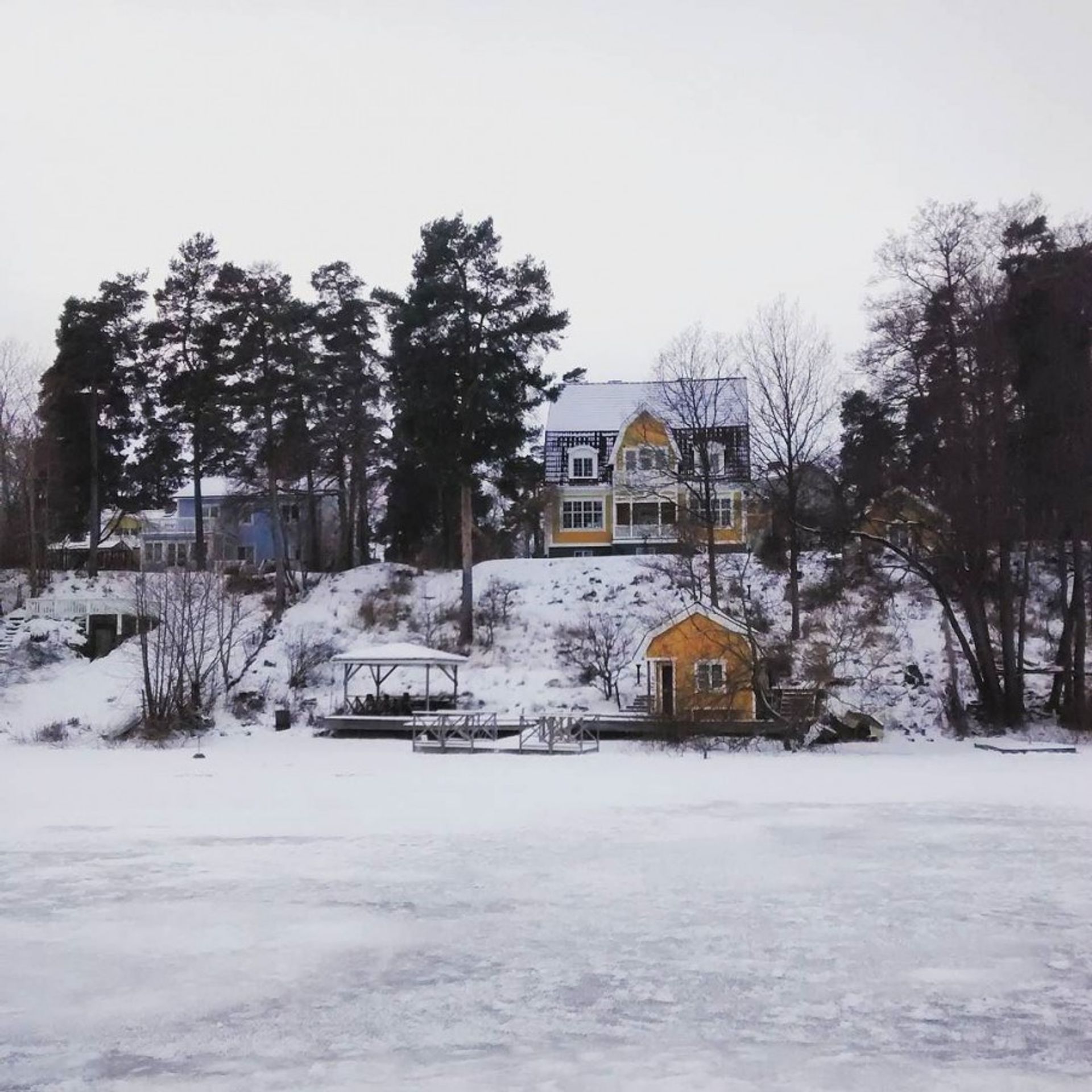 A house by the lake. #winterwonderland