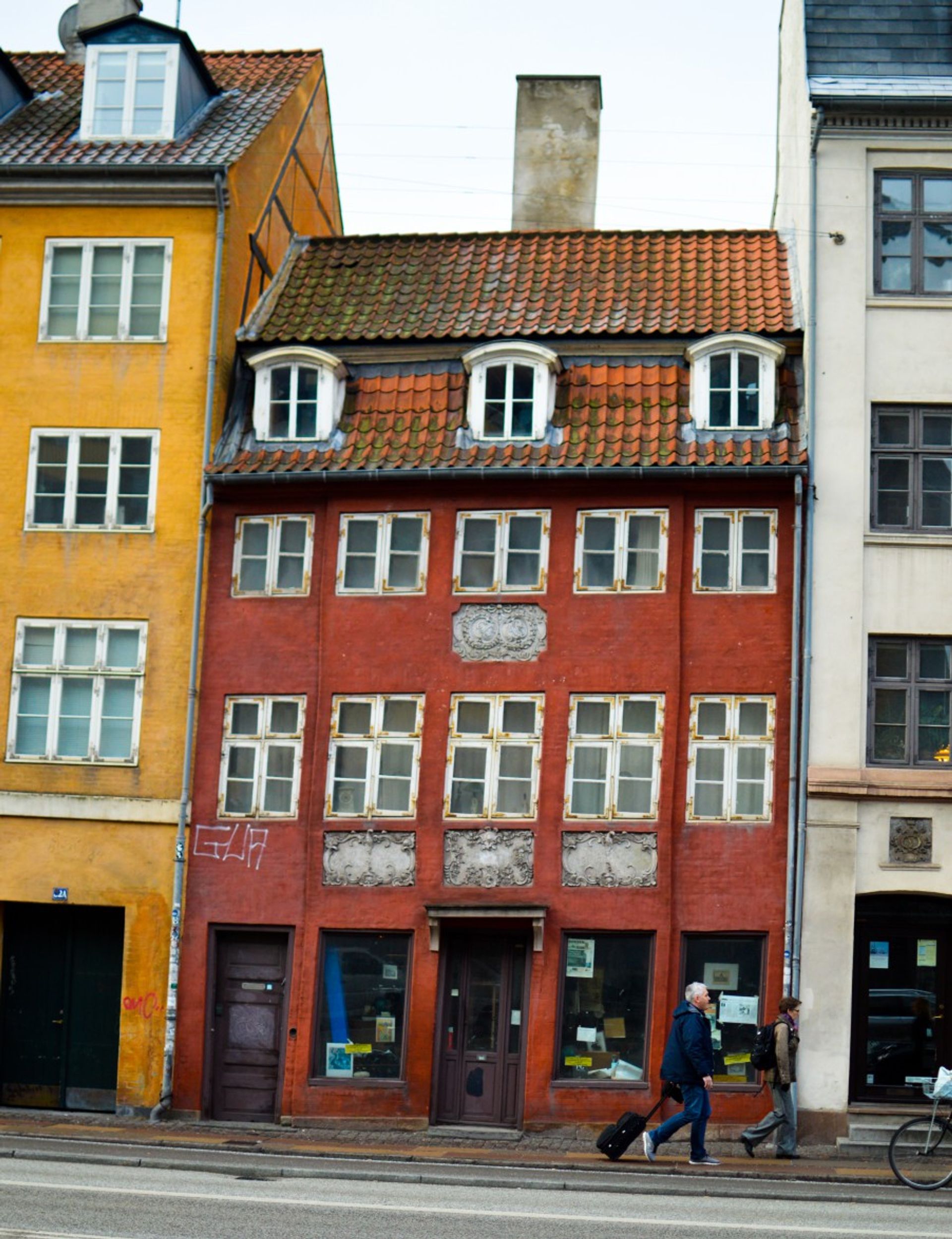 Tightly squeezed, slightly uneven cute building