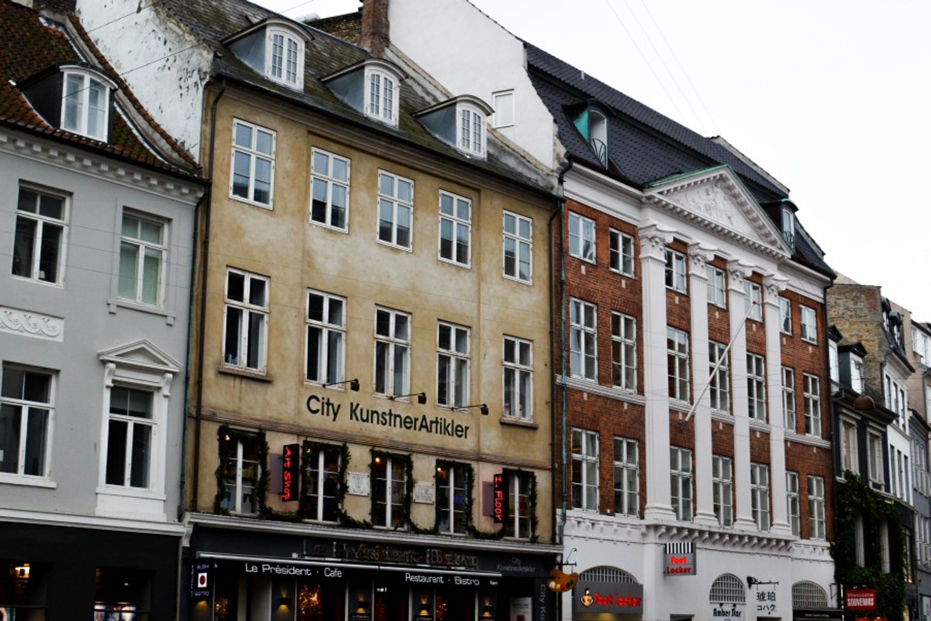 This was the view outside the place I went to work. I loved the colours on the building, the uneven plastering made it look like a watercolor painting. I could watch it for hours!