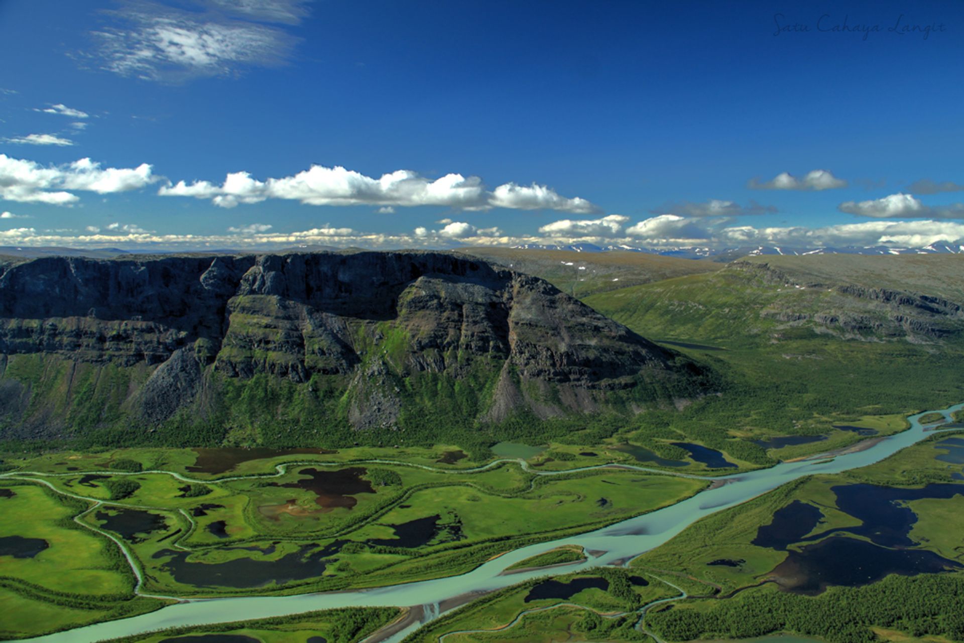 Wide shot image of a valley.