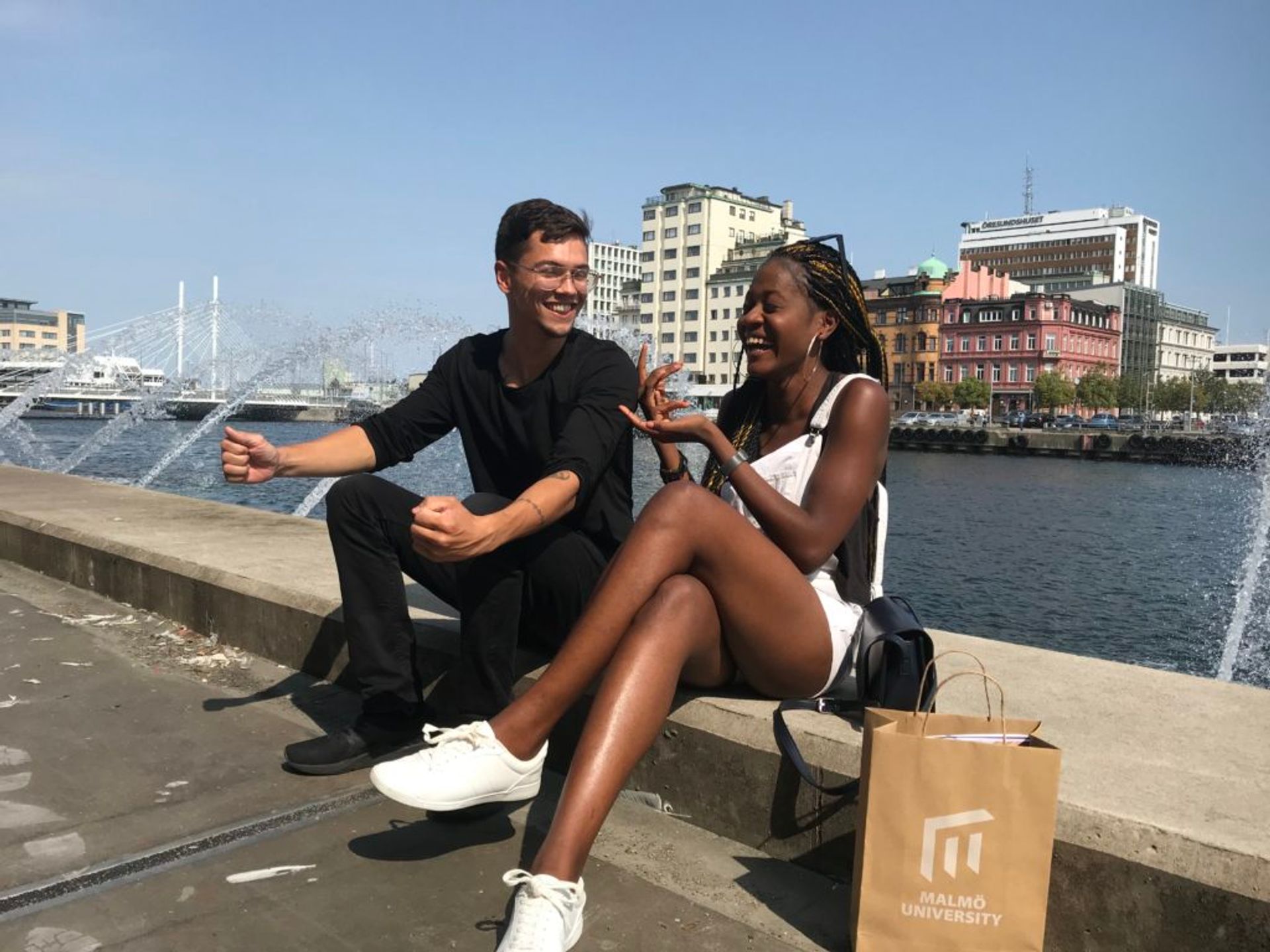 Two students are having a chat at Malmö University