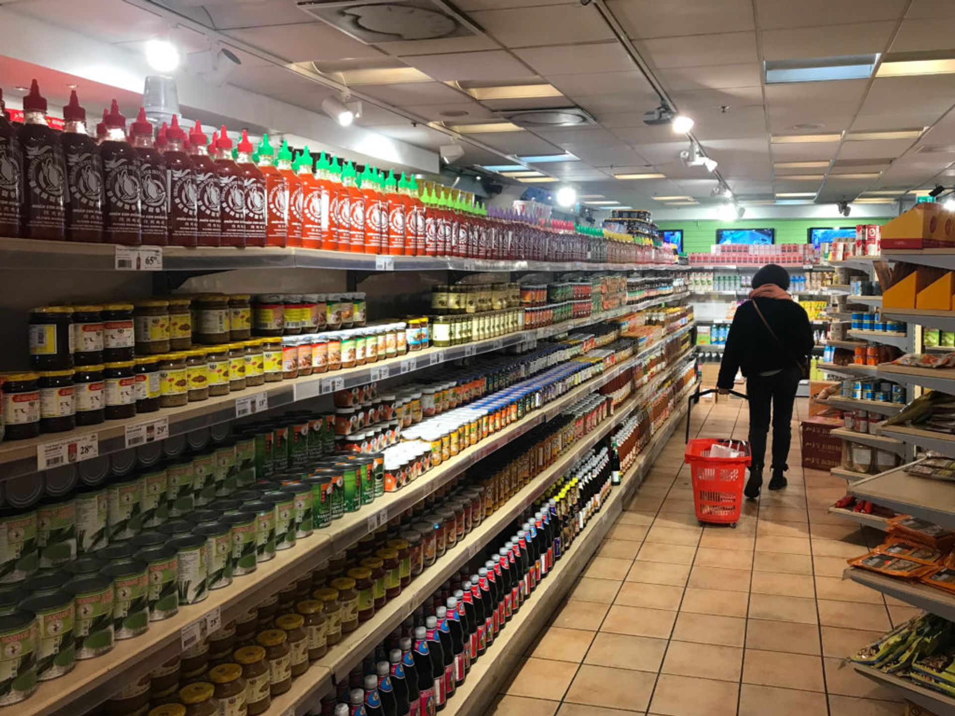 Person shopping in the supermarket.