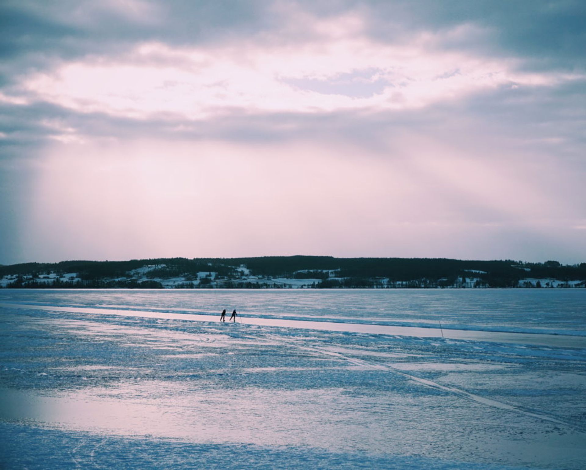 Ice skaters at Kungsgårdsviken.