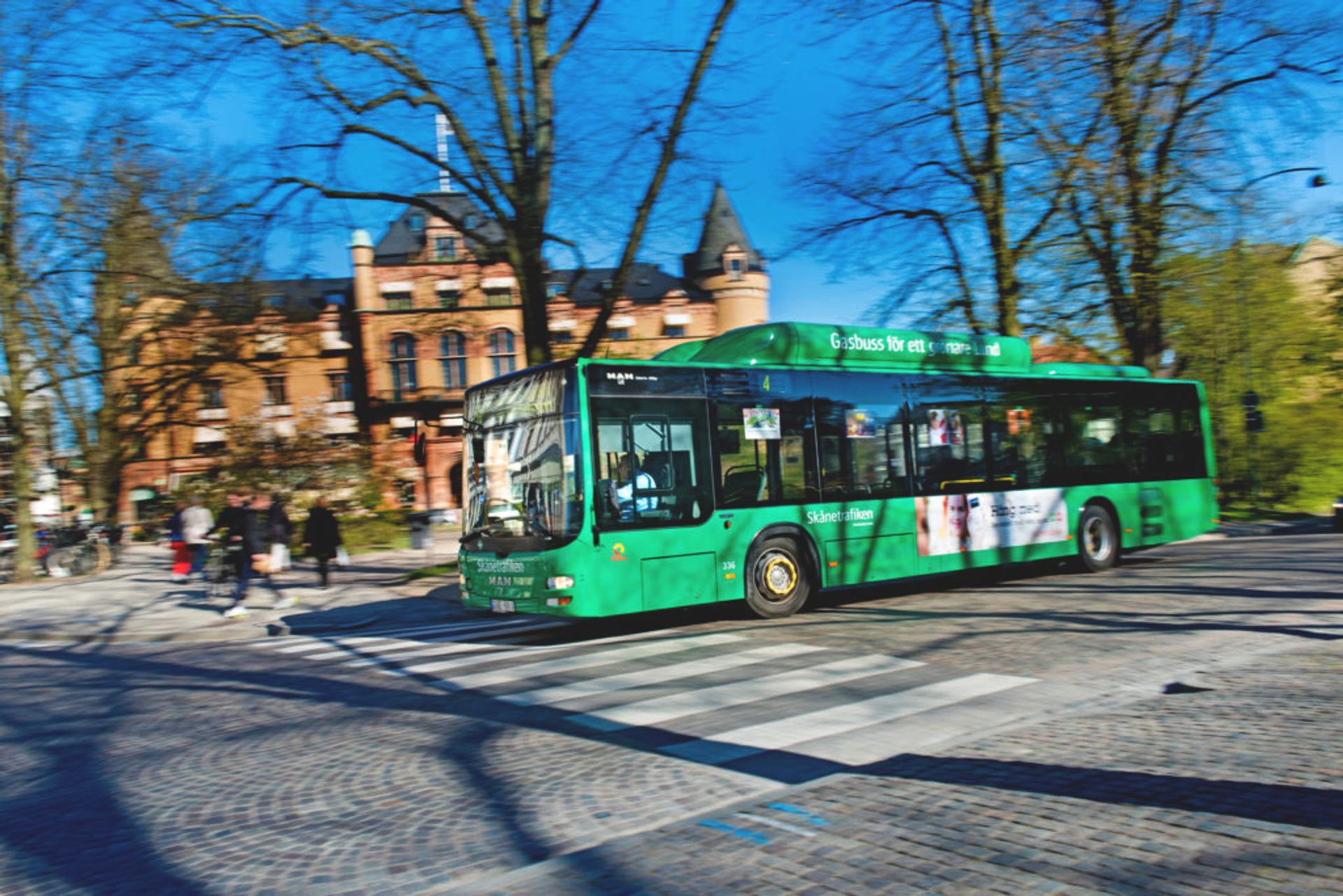 Green gasbuss driving.