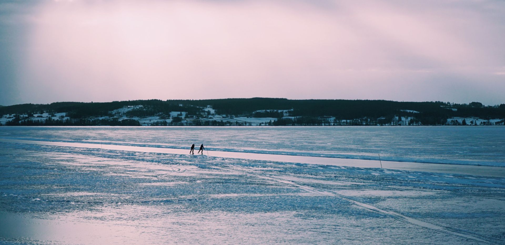 Ice skaters at Kungsgårdsviken