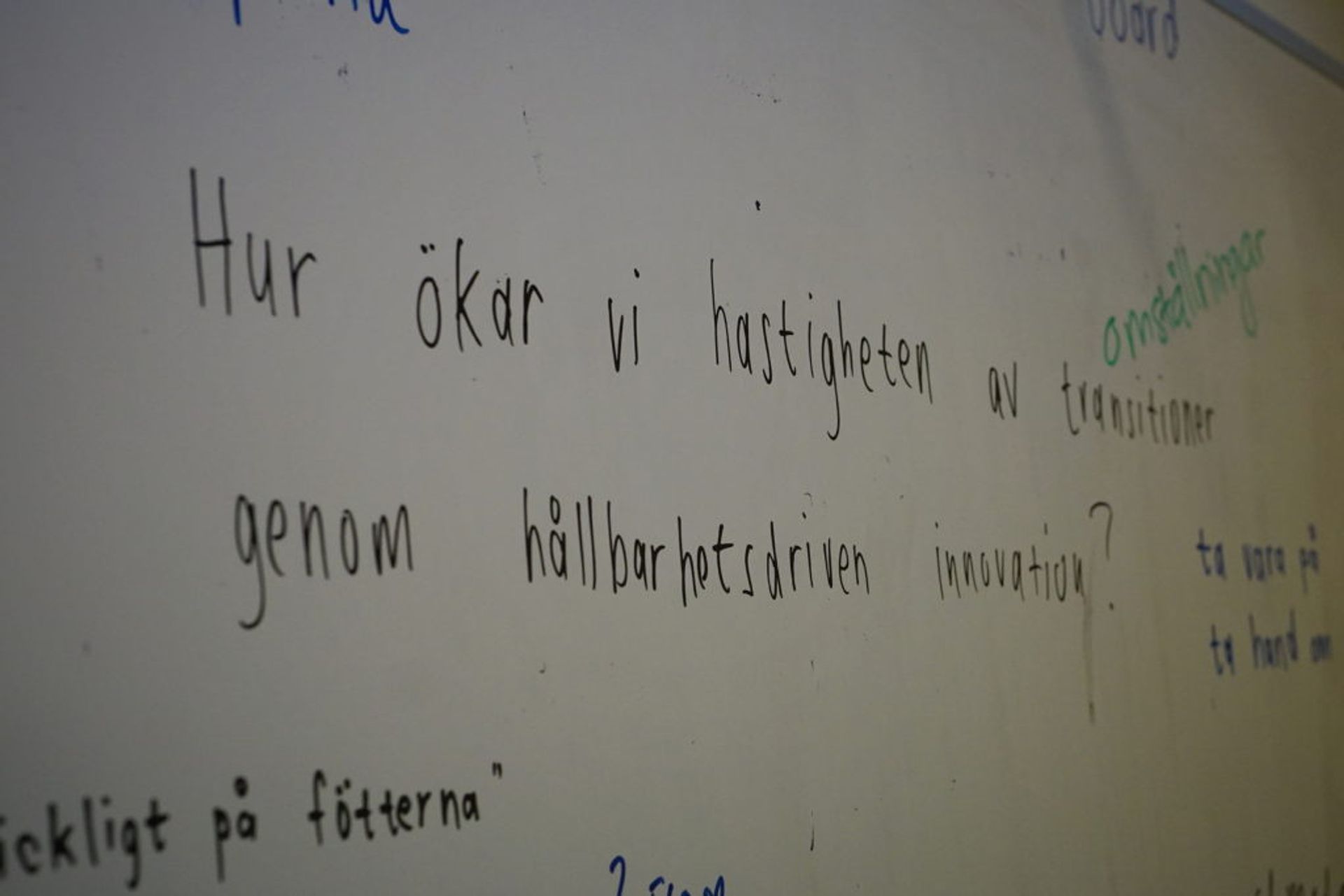 A whiteboard displaying a Swedish sentence.