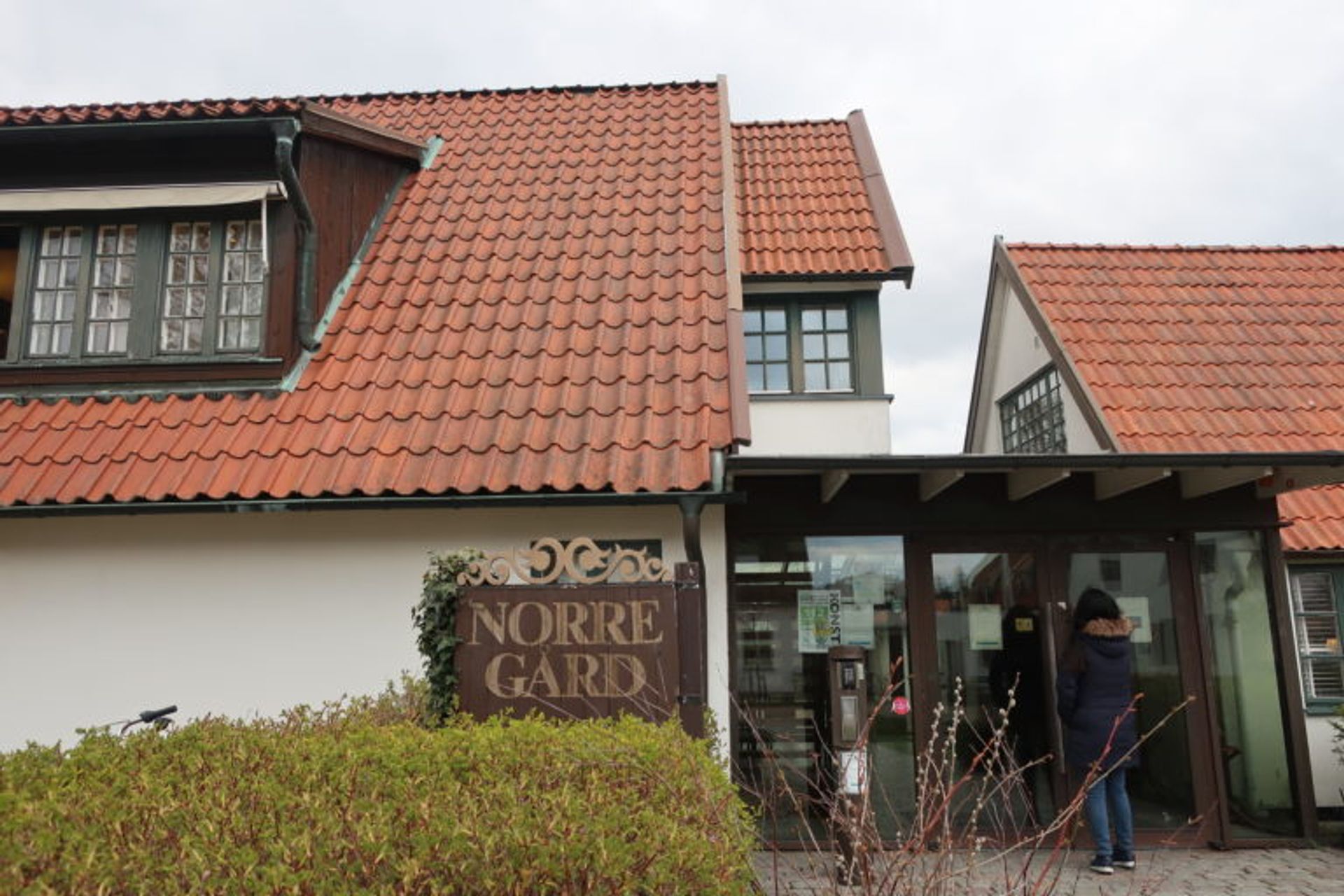 Entrance to hotel Norregård in Skåne. A white large house with brown roof panels.