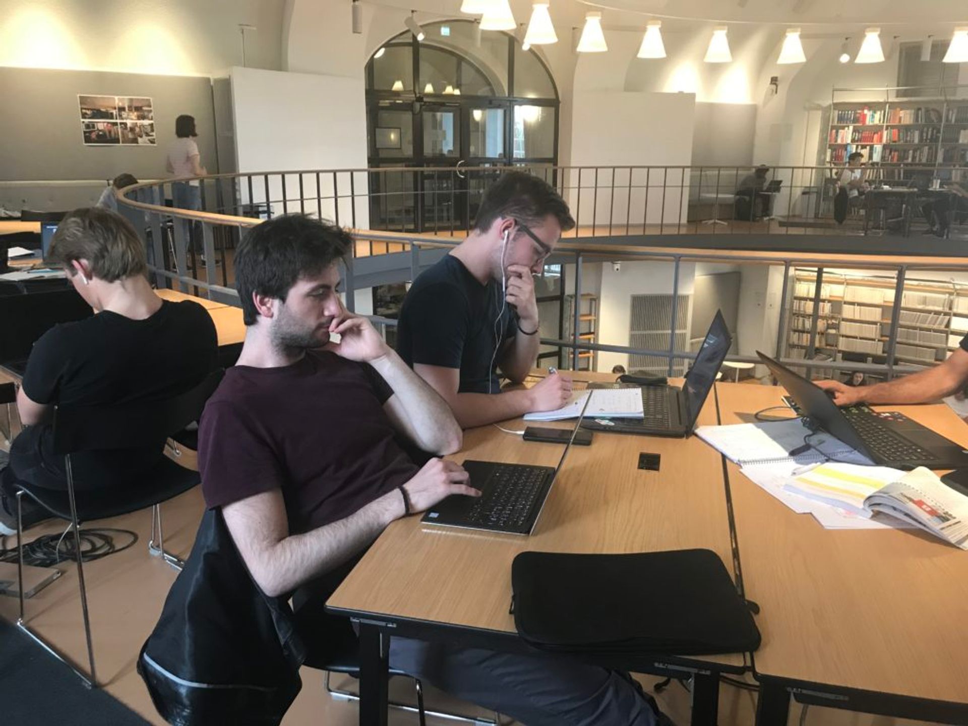 Groups of students siudying in a library.