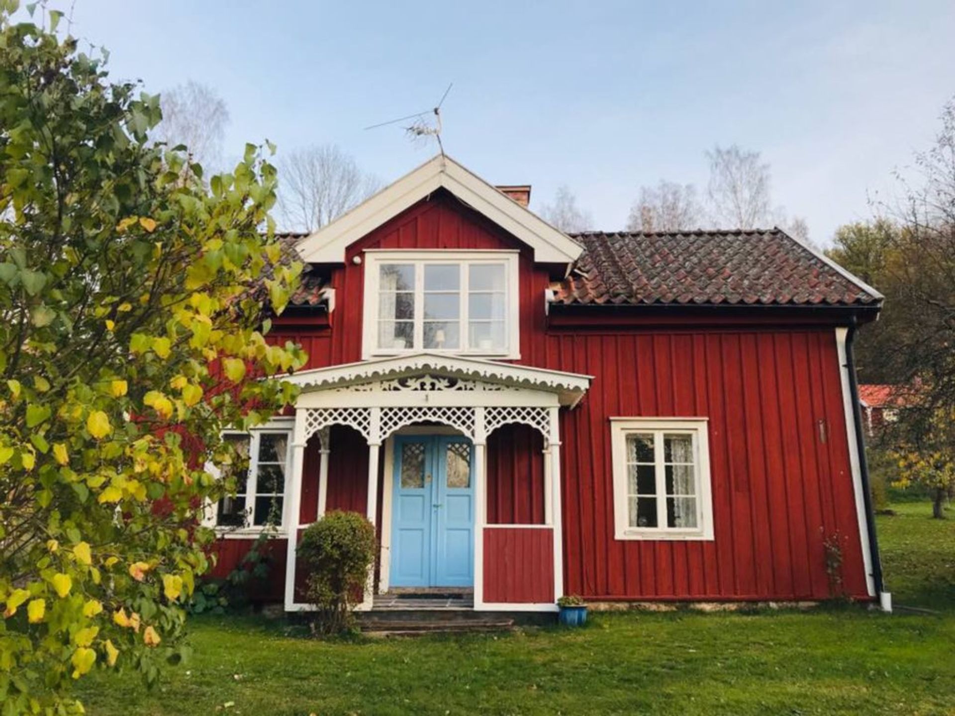 Small, wooden building pained in a traditional red Swedish paint.