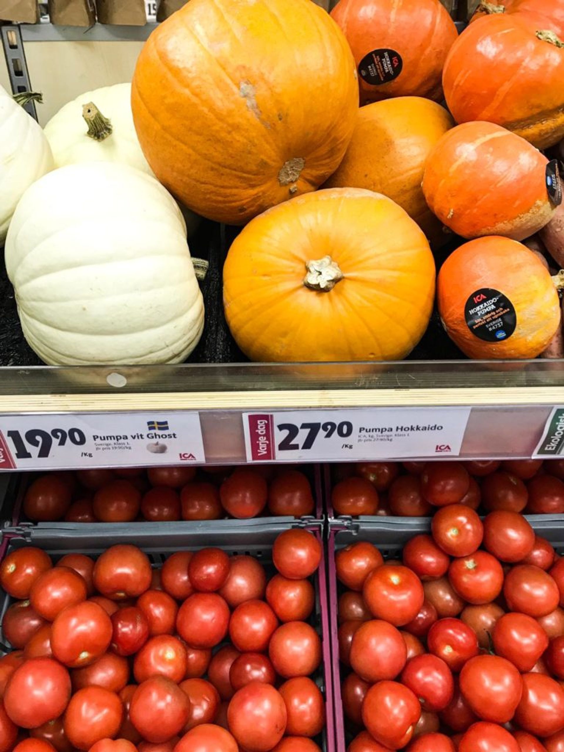 Shelves of fresh vegetables at a grocery store.