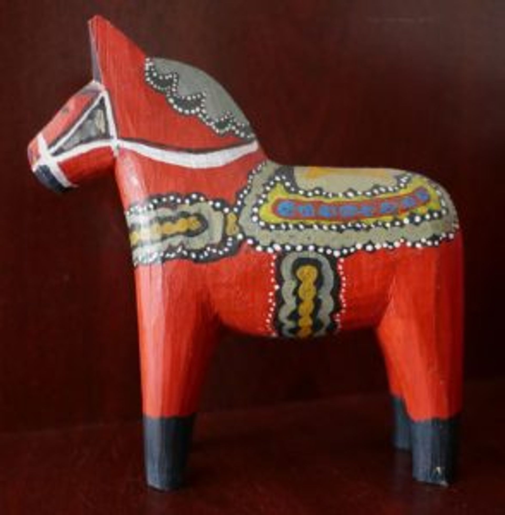 A small, wooden horse figur.