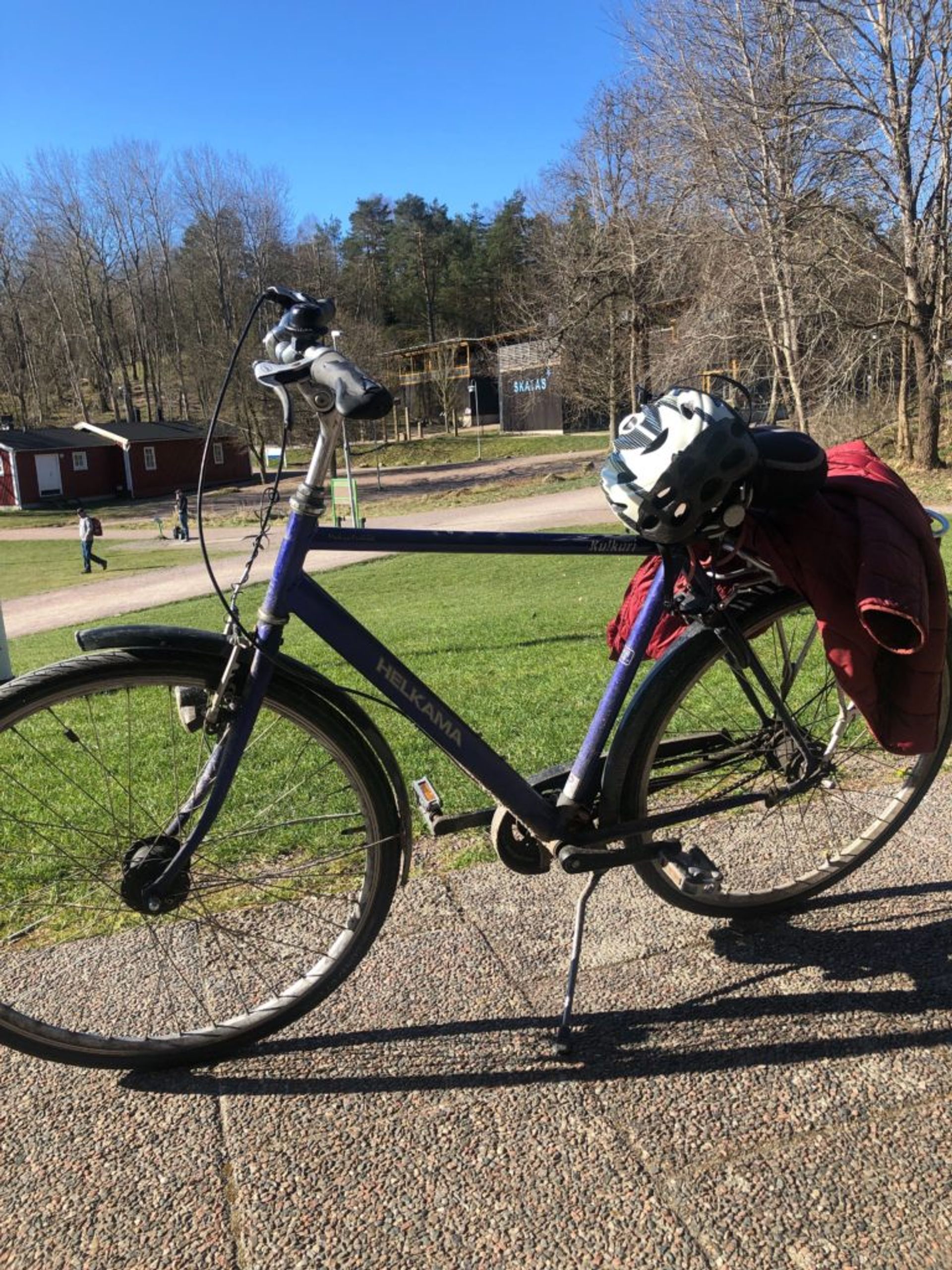 Camilo's dark blue bicycle.