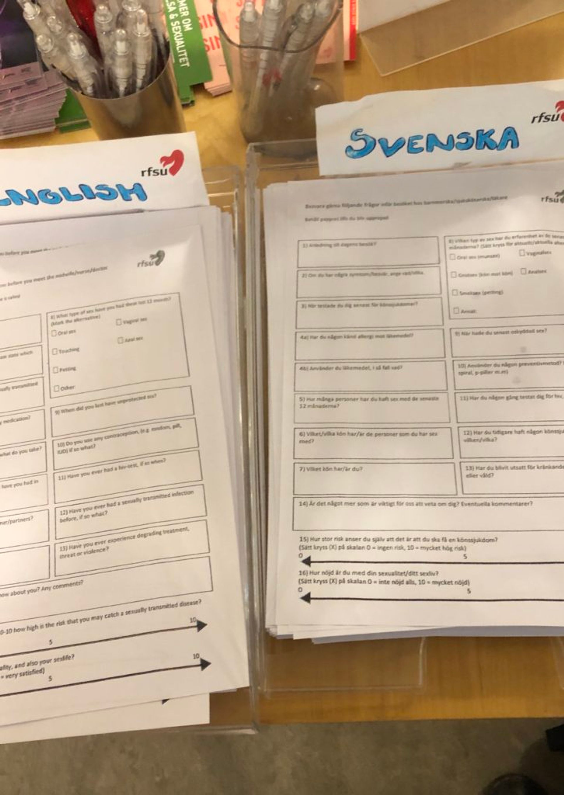 Forms in Swedish and English to fill out when getting an STI test at the organisation RSFU.