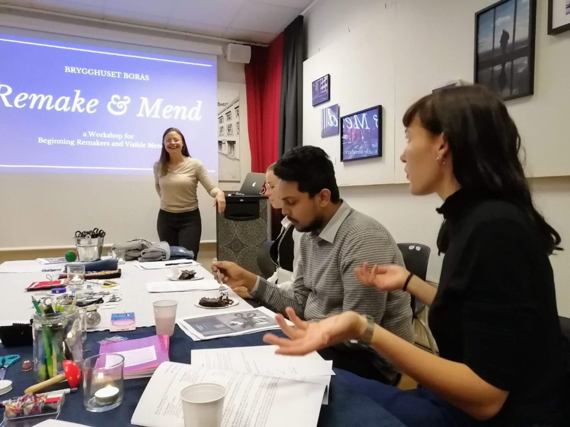 A group of students at the 2019 Hållbar Student Handcraft and Mending Workshop.