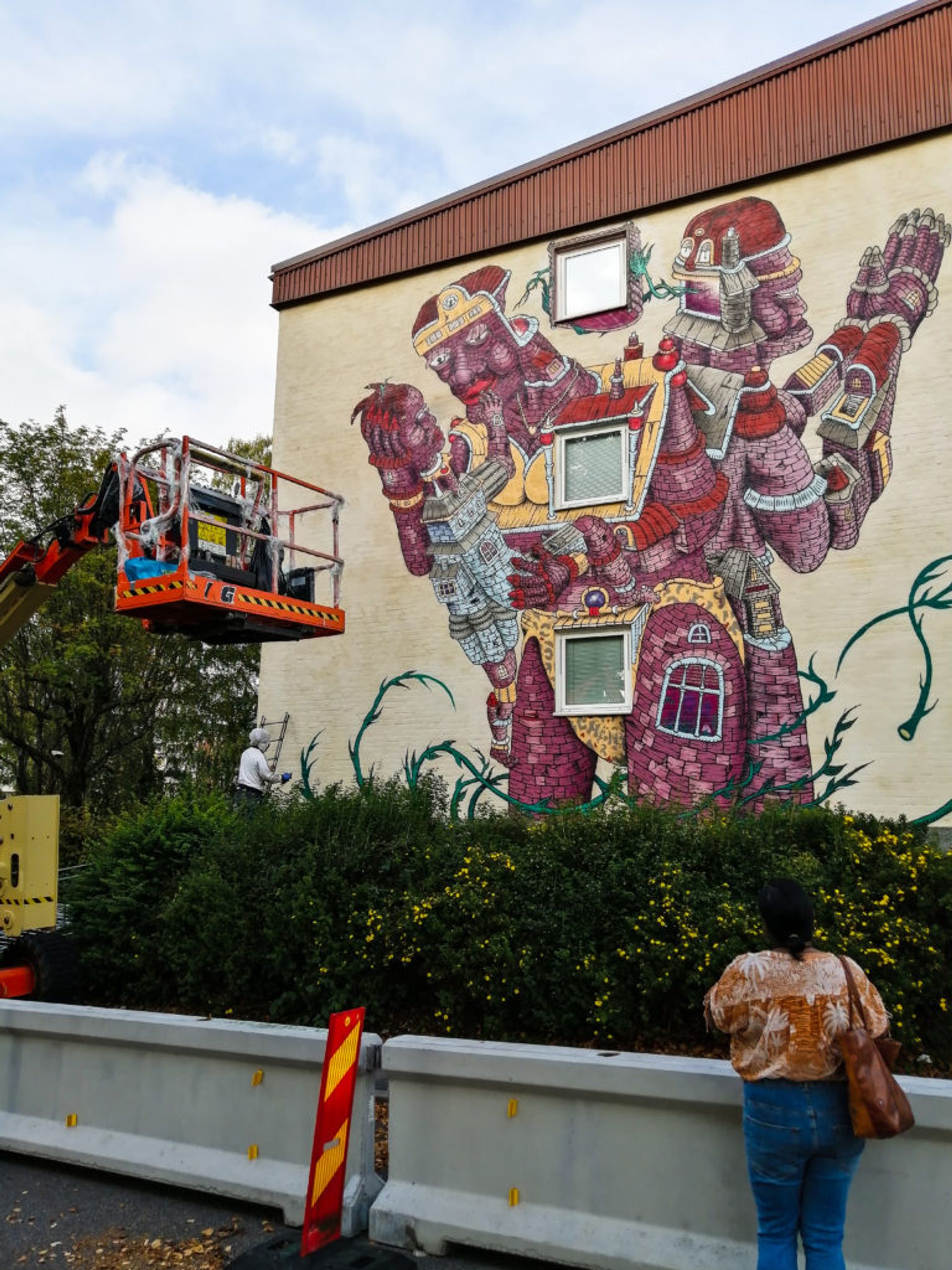 An abstract mural on the side of a house in Borås.