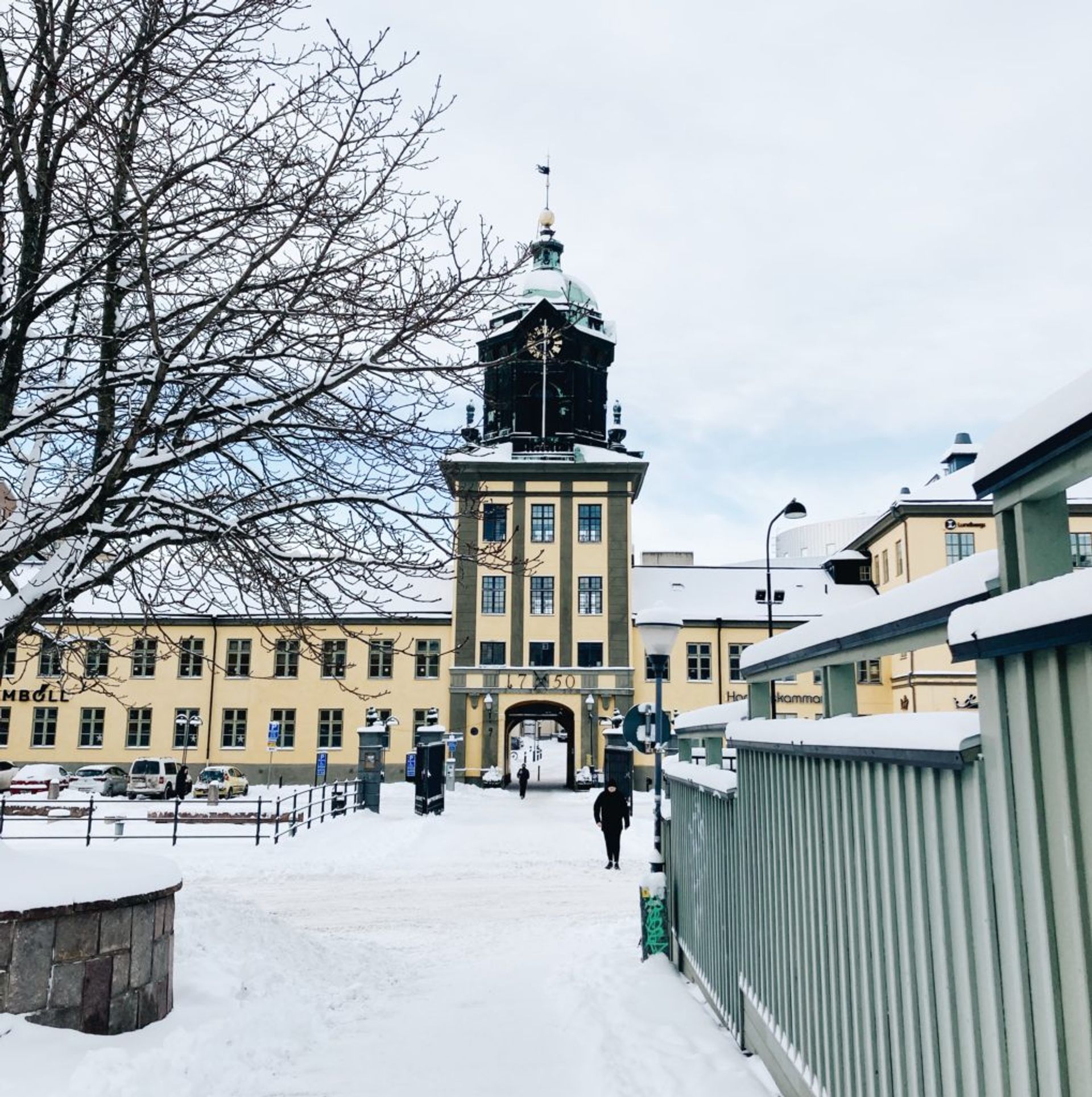 Picture of snowy building 