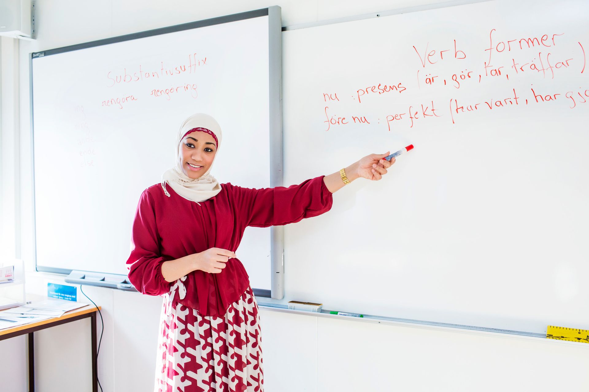 Woman teaching a Swedish language class.