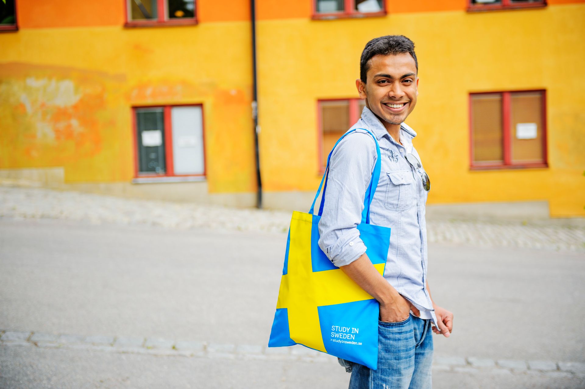 Student poses with Study in Sweden tote bag