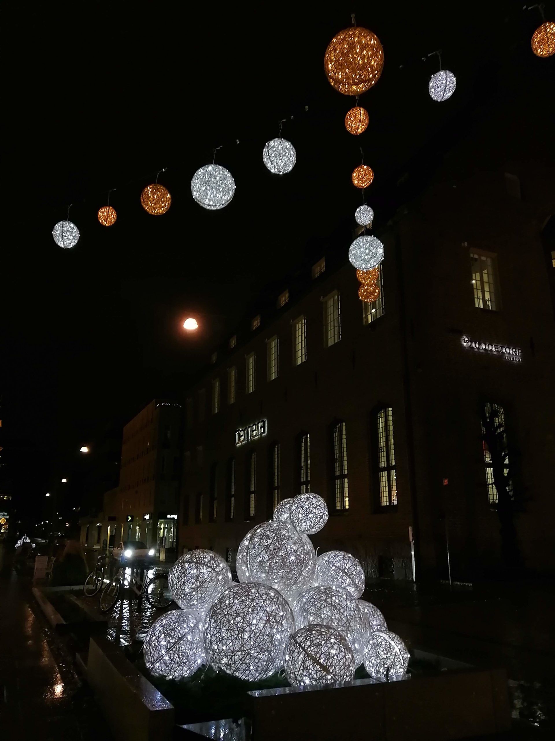 Christmas light decorations shaped as balls of rope