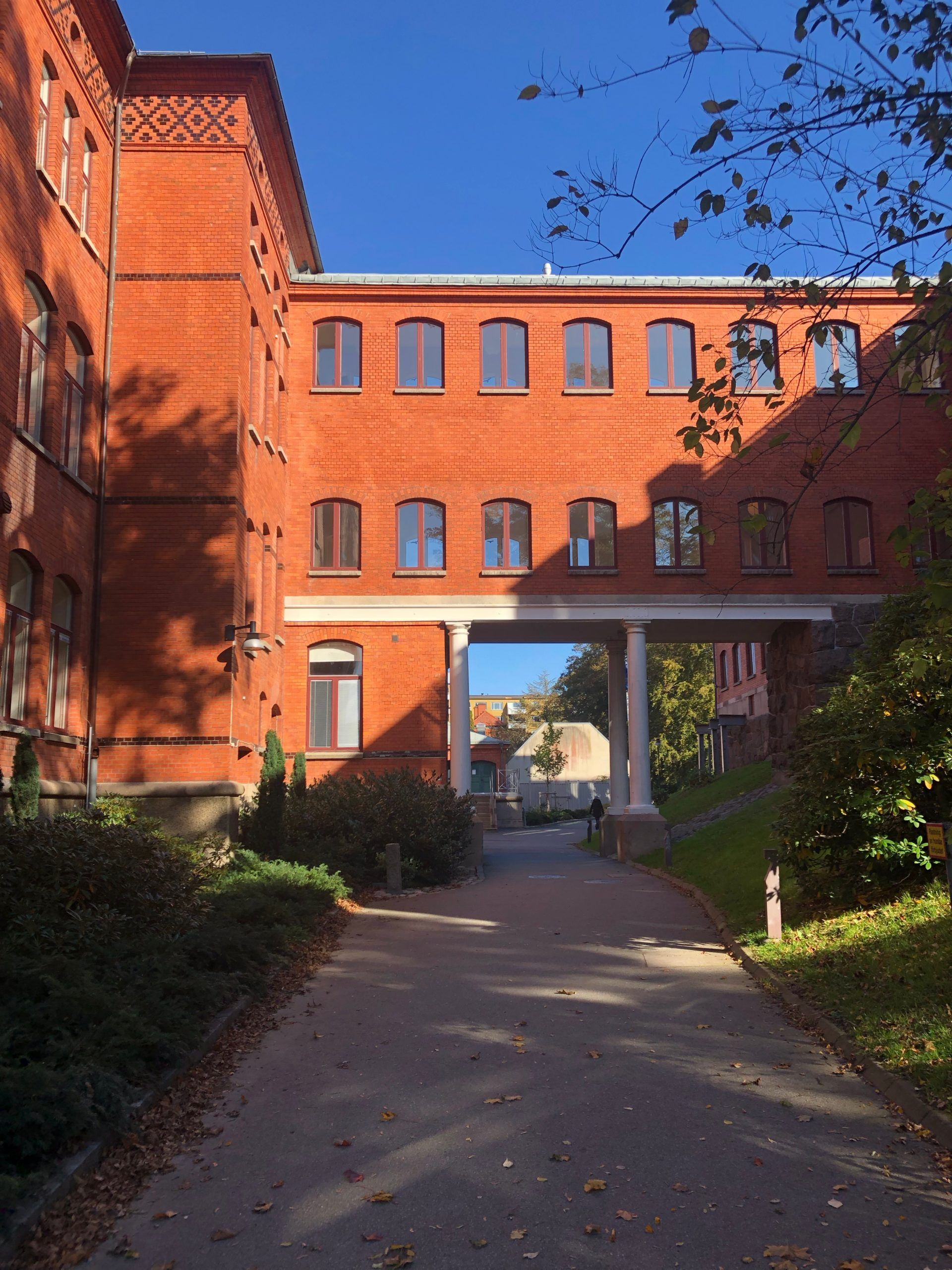 An orange brick building with many windows , the building of the School of Global Studies in Gothenburg