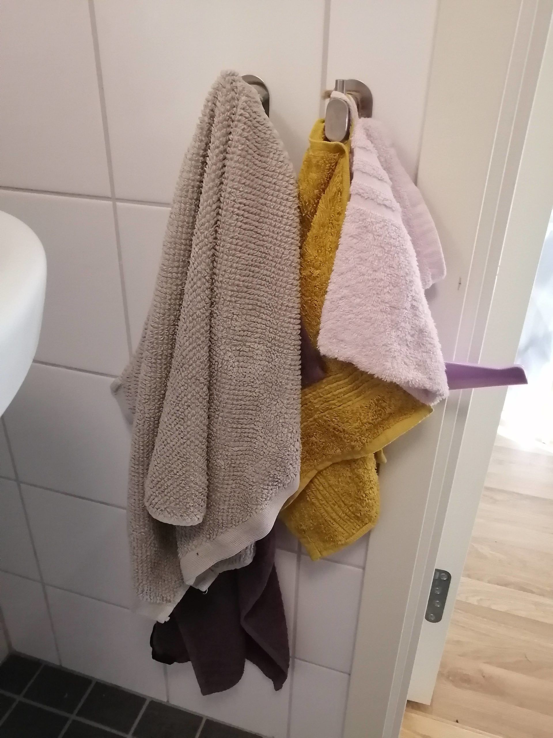 Hanging bath towels