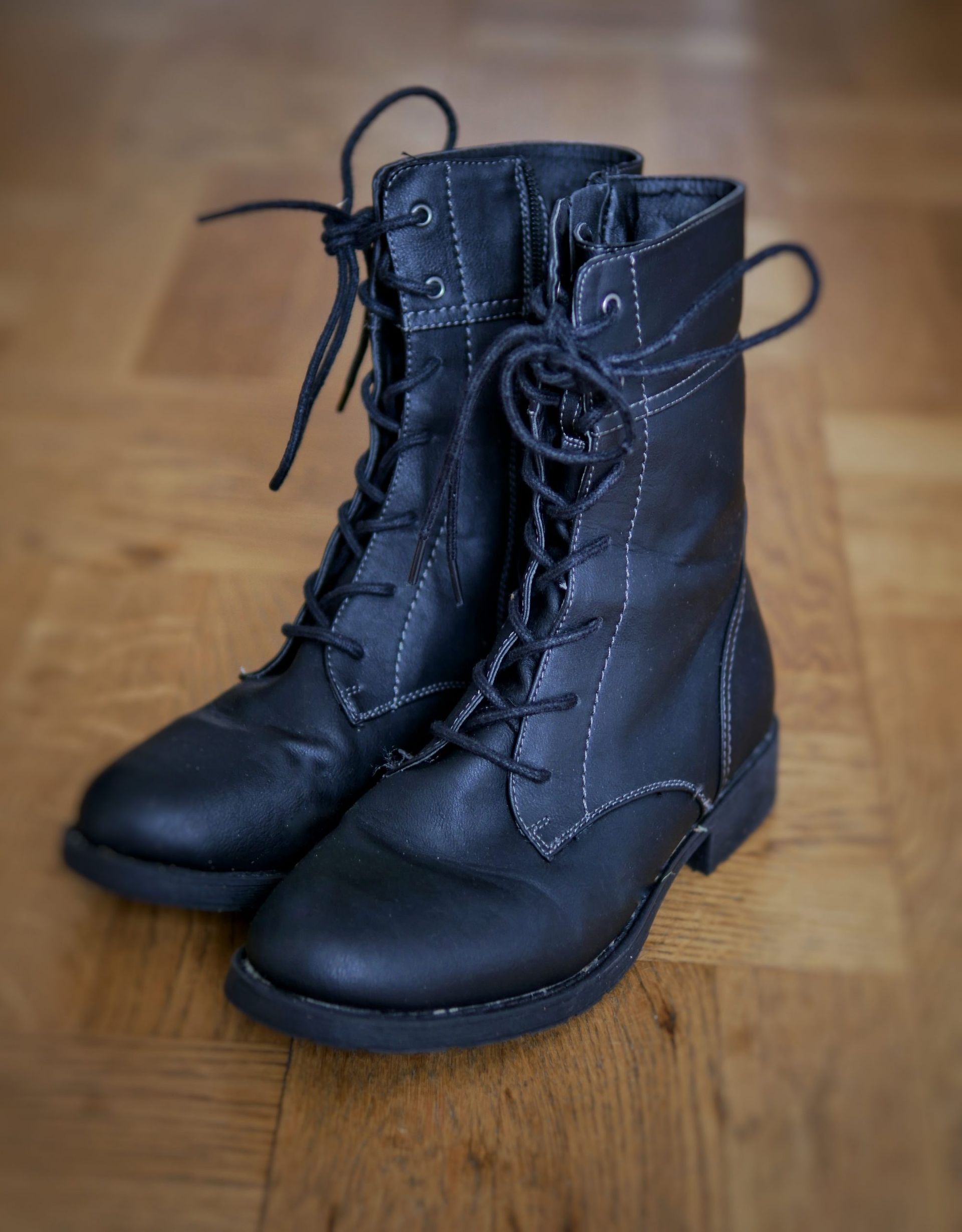 Black winter boots.