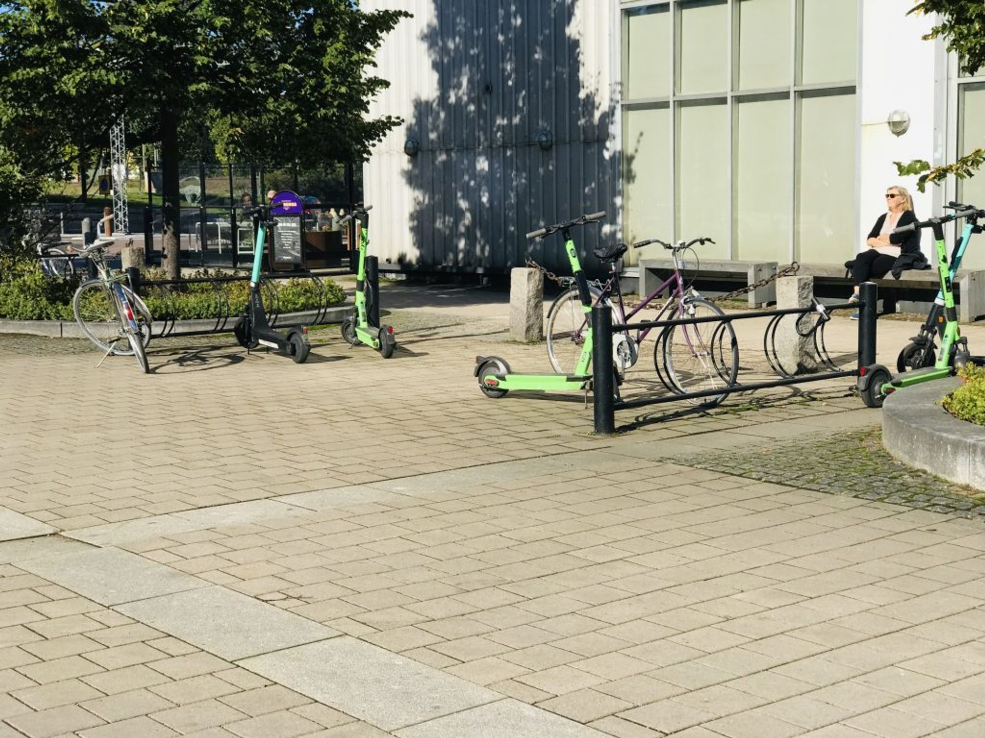 A parking lot with bicycles and scooters
Photo: Nozinhle