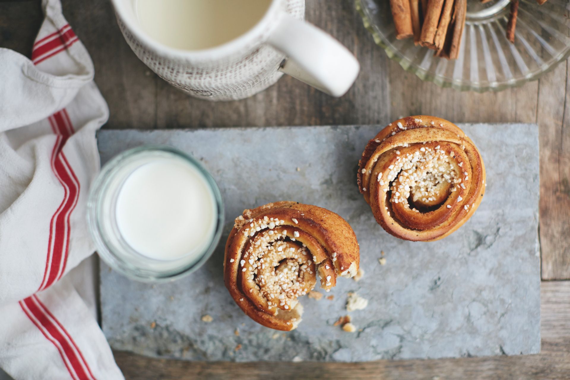 Cinnamon buns with milk