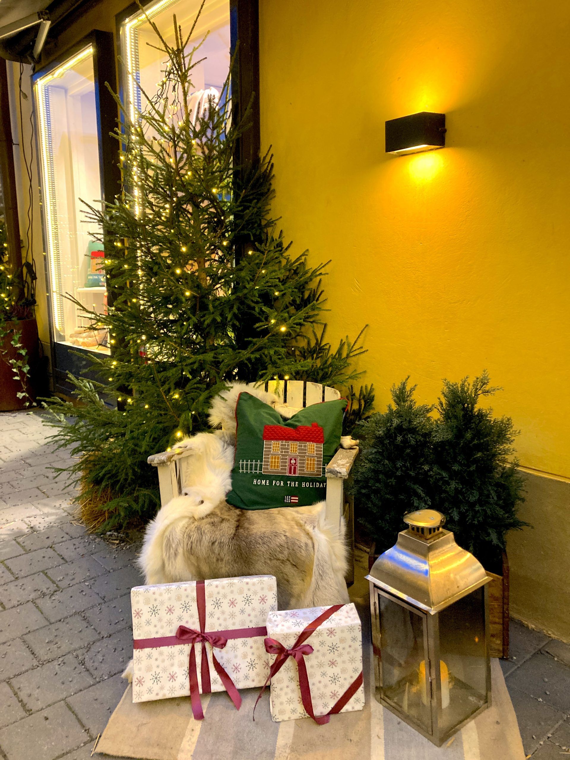 picture of chair with christmas tree and presents