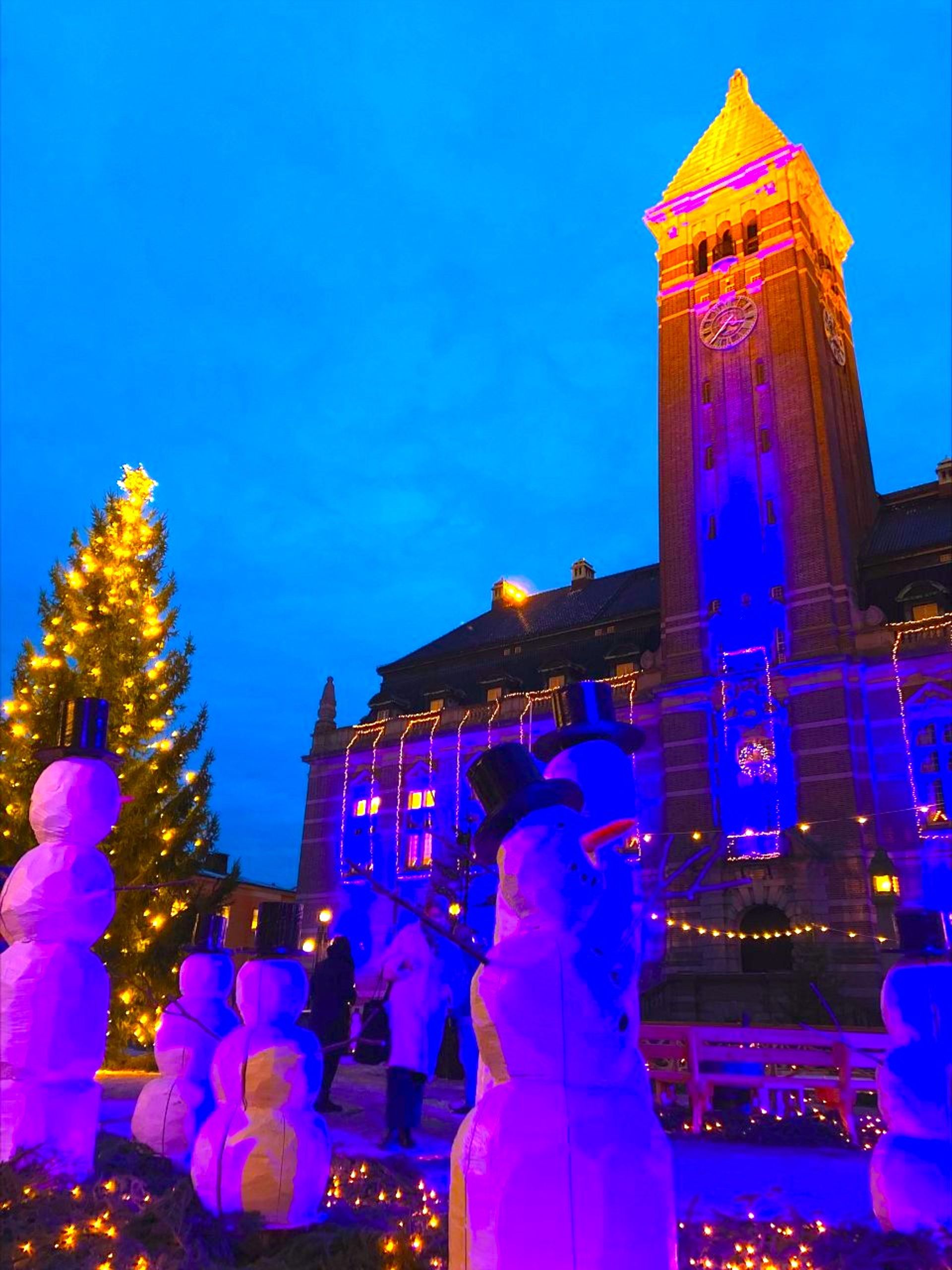picture of snowmen and city hall