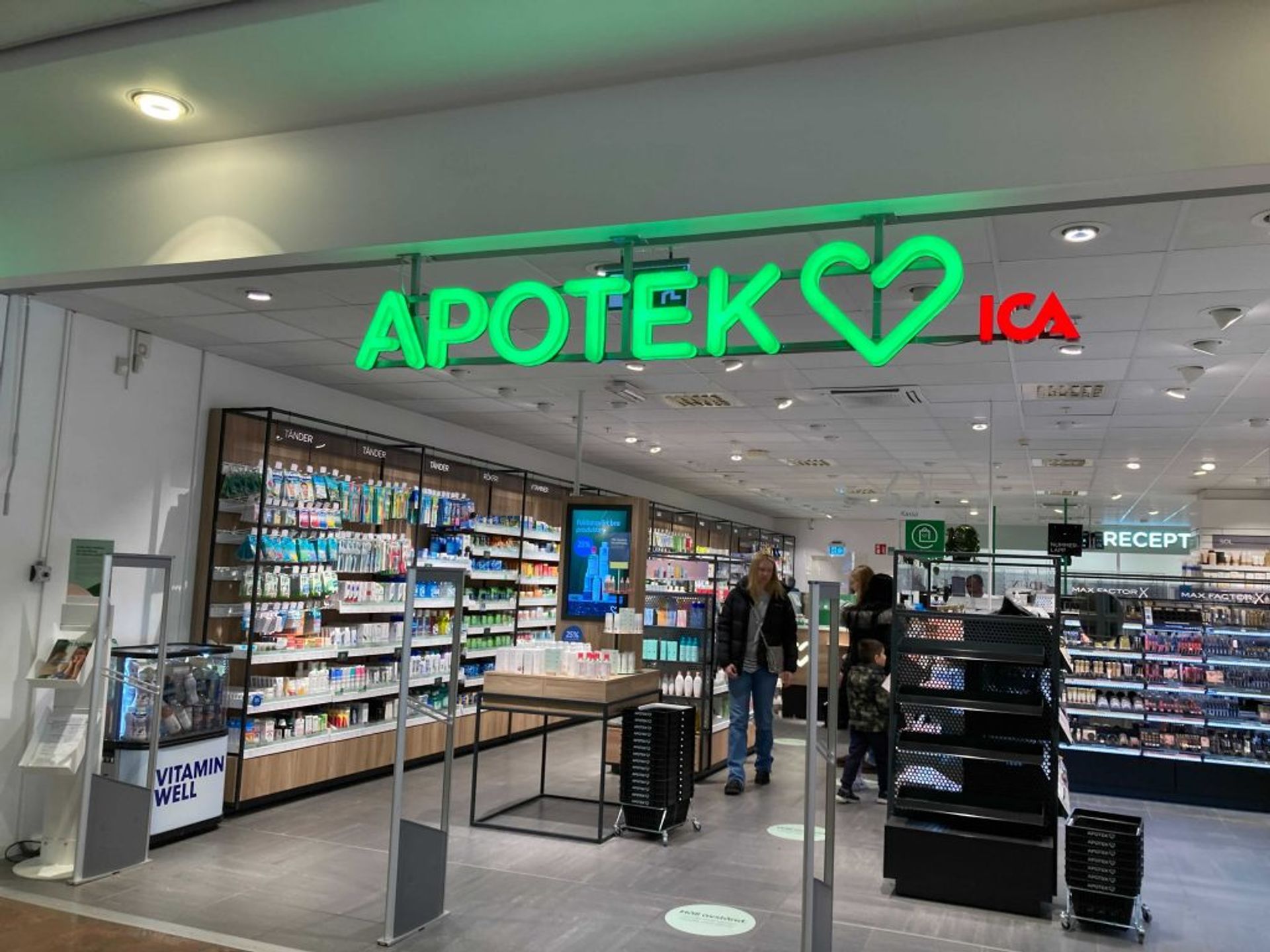 Apotek Hjärtat shop from the outside.