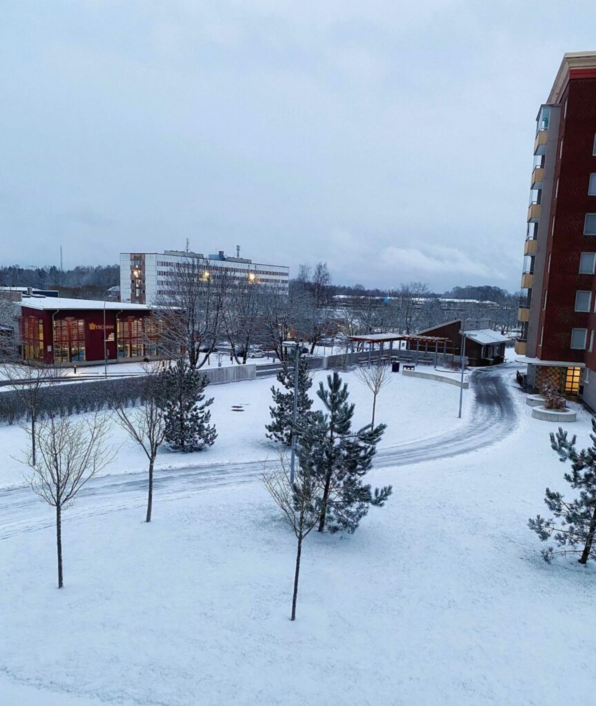 Buildings, trees, and snow in Trollhätan