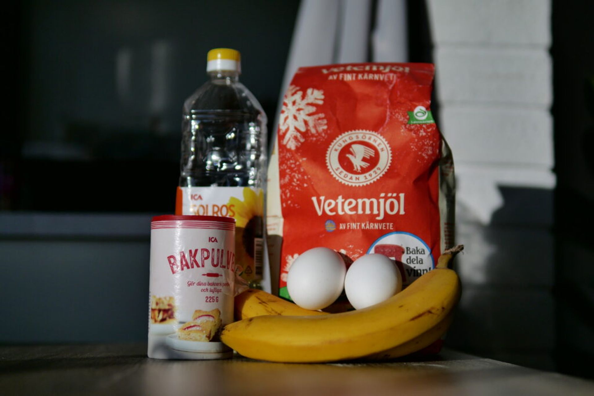 Ingredients for pancakes: baking powder, bananas, eggs, flour, oil