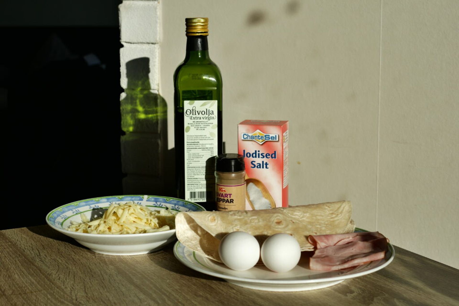 Omelette tortilla ingredients: eggs, ham, tortilla, cheese, salt, black pepper, oil