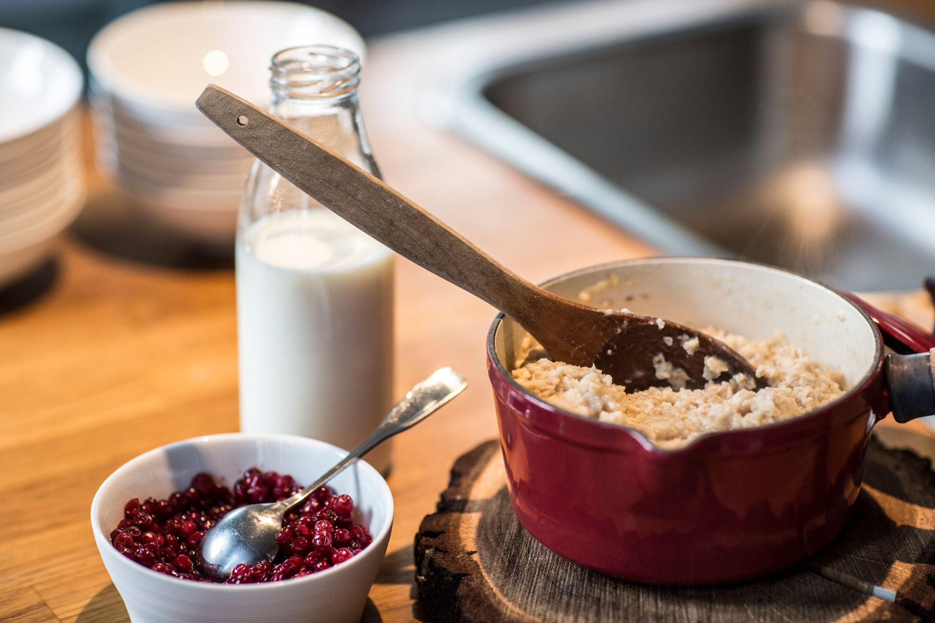 Porridge with lingonberries