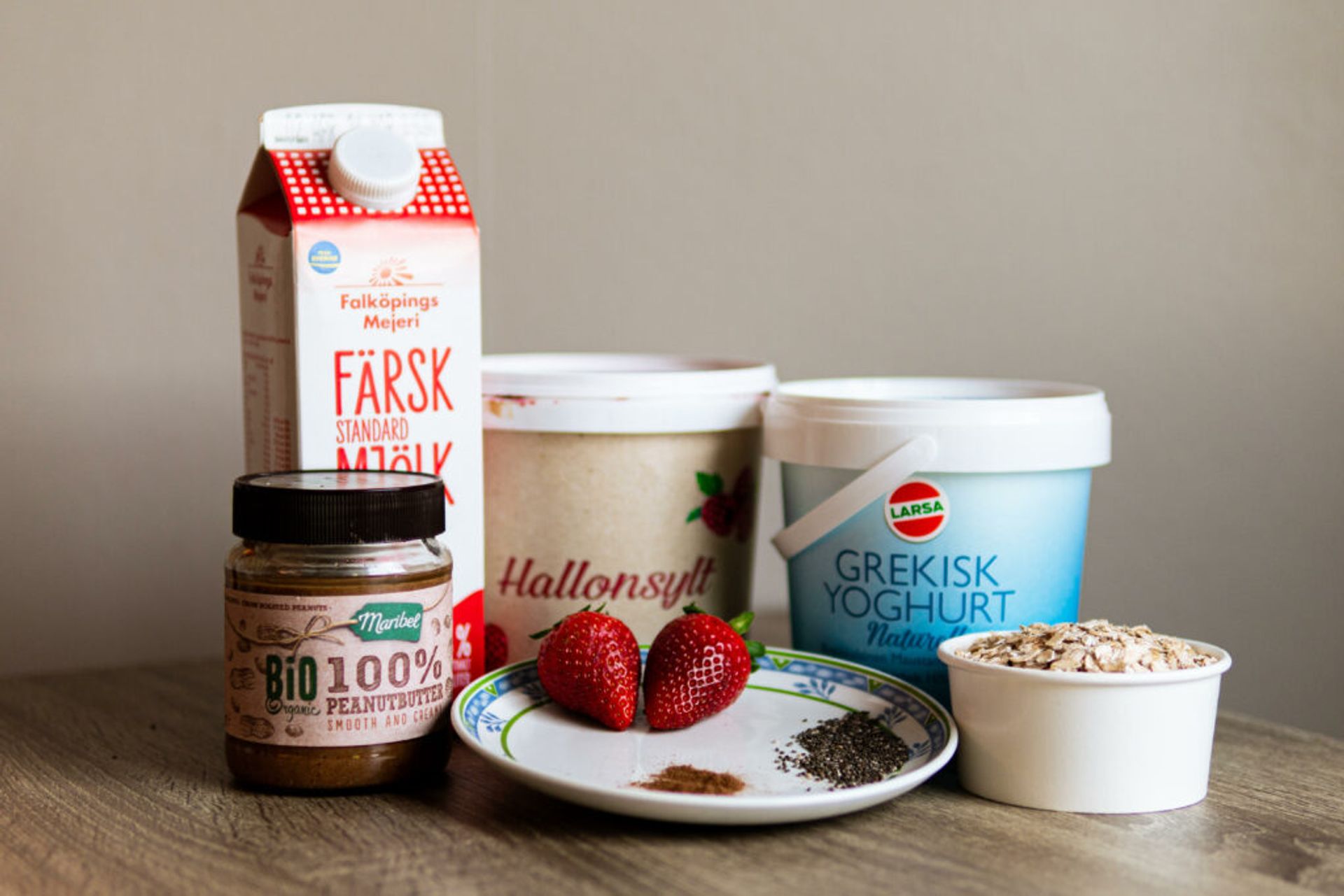 Ingredients for the overnight oats: milk, yoghurt, strawberries, oats, peanut butter