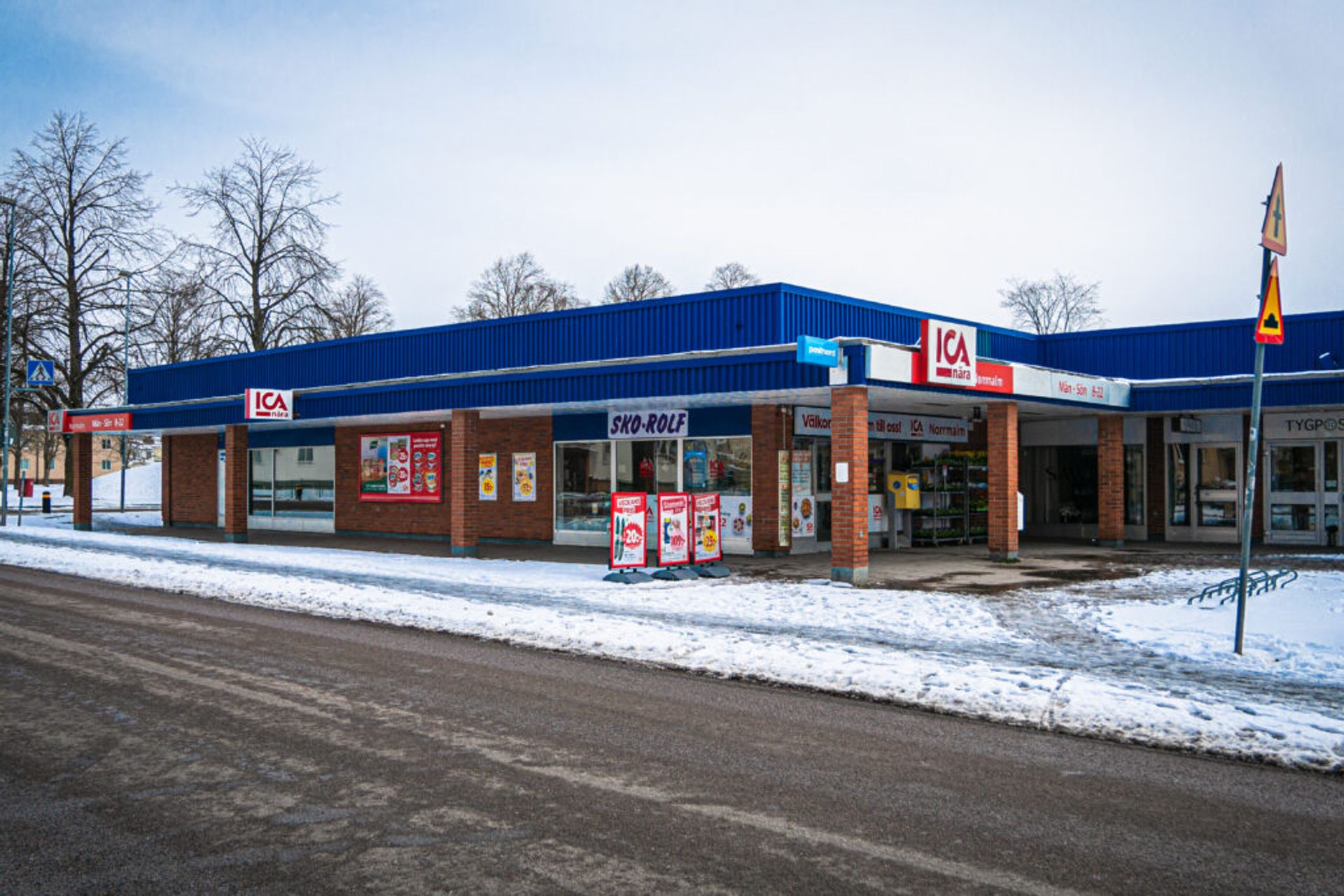 An exterior shot of the ICA supermarket during the winter season.