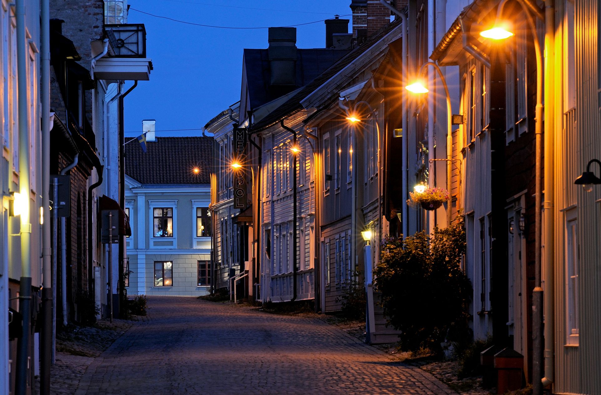 Cobblestone streets in Eksjö, lined with houses and streetlamps.