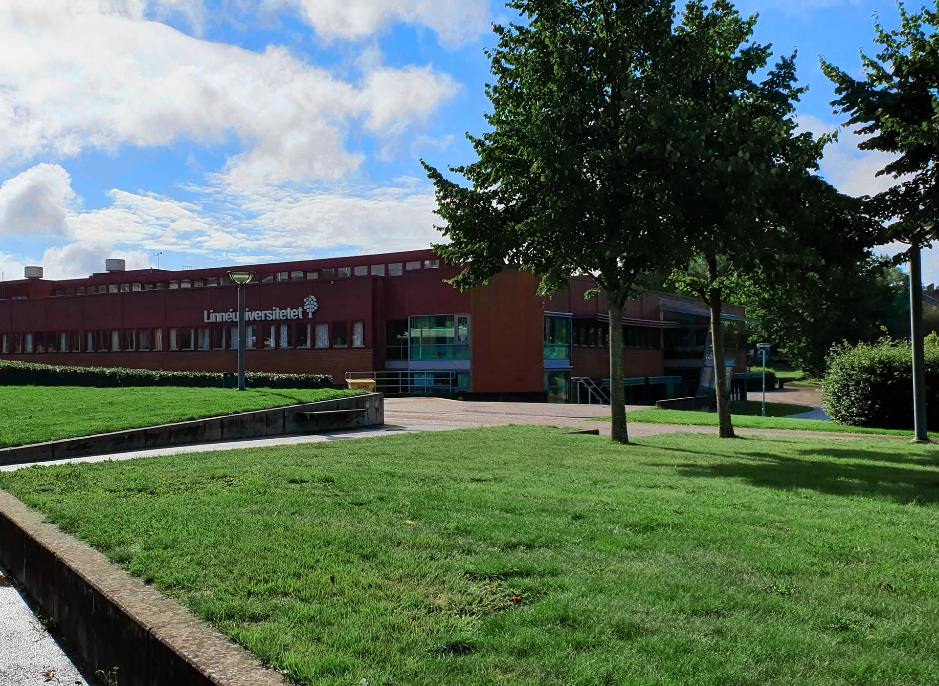 A campus building at Linnaeus University with greenery in the foreground.