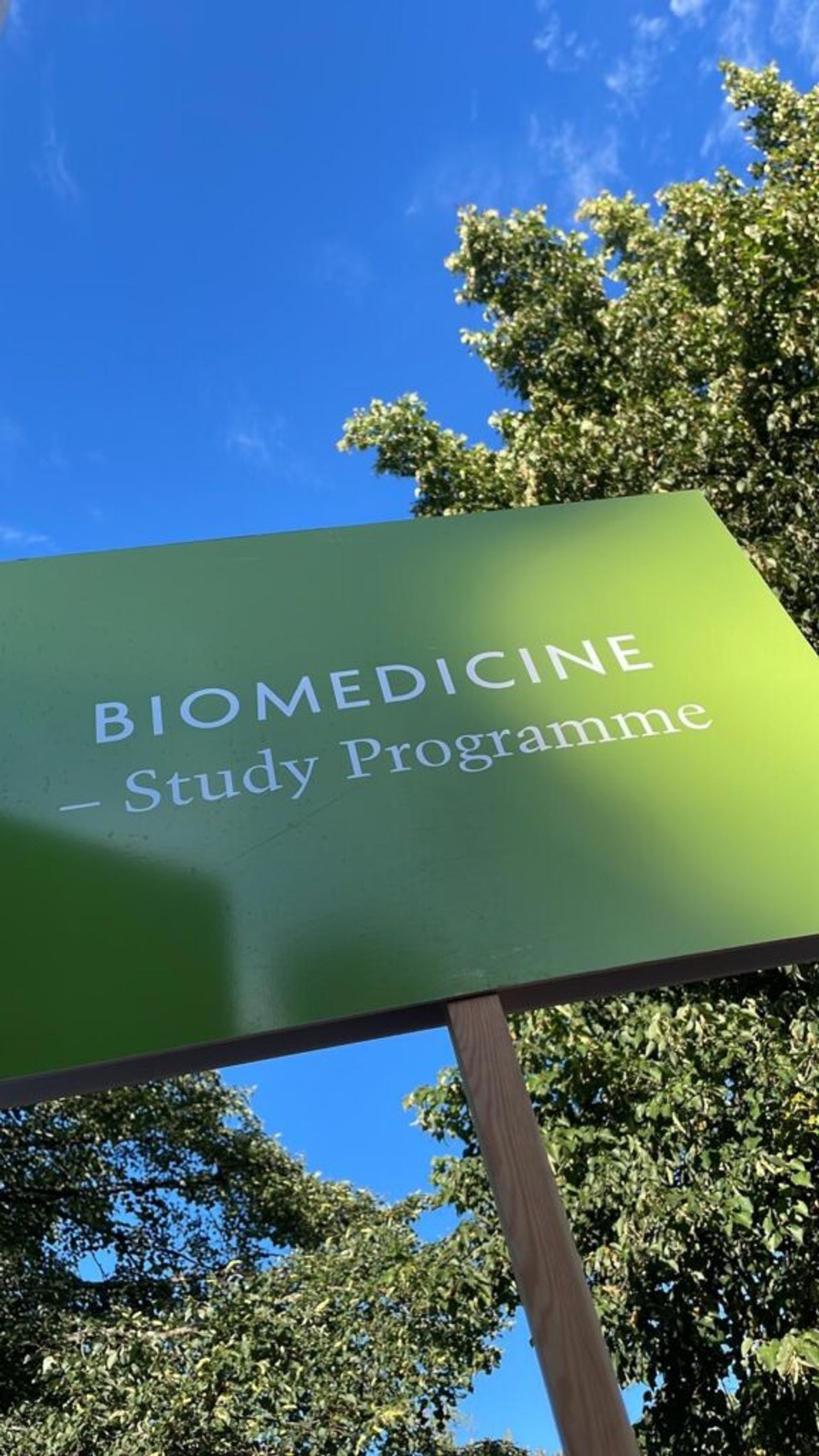 A biomedicine sign featuring a green color scheme.