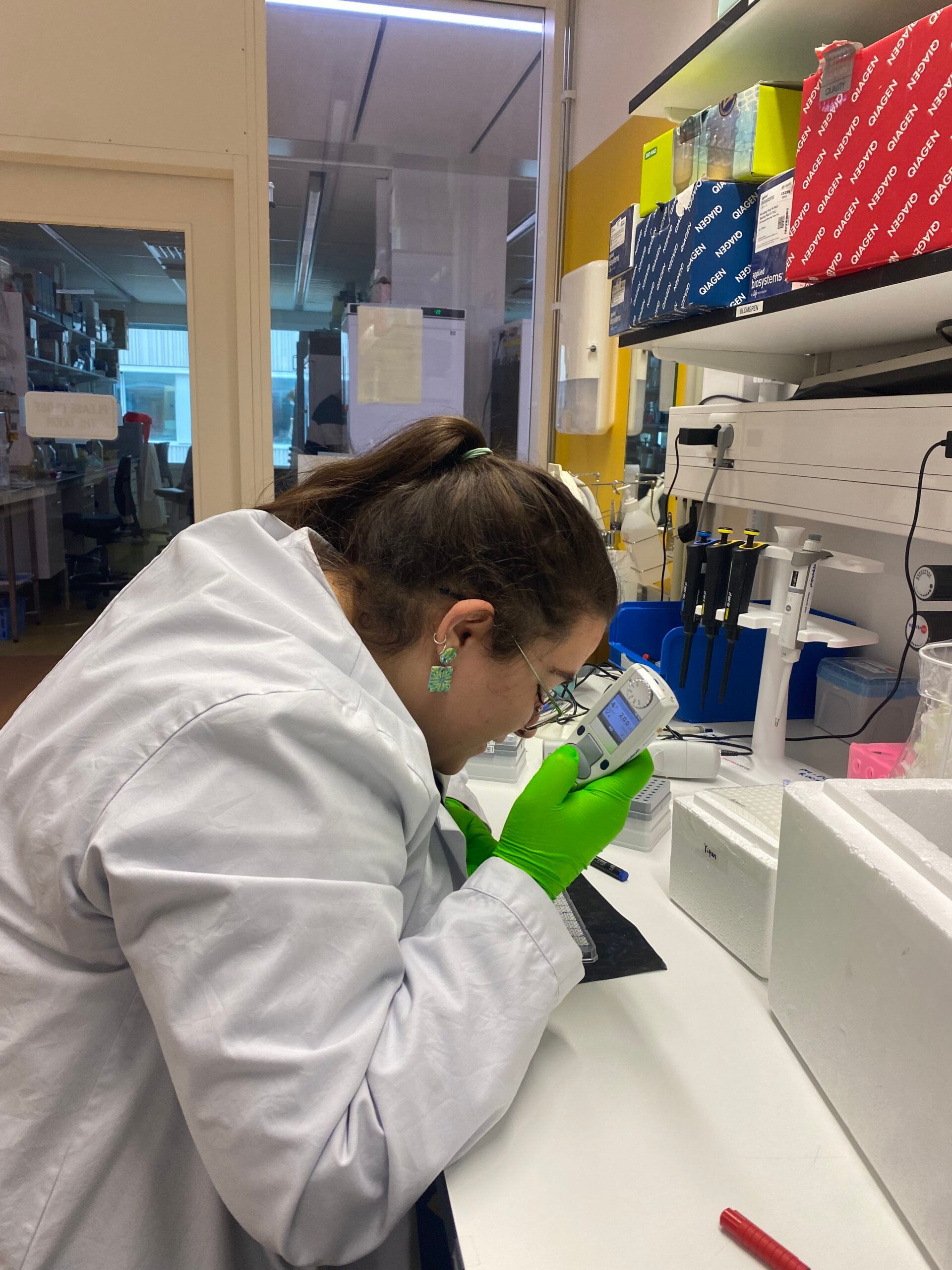 Maria working at the lab at Karolinska Institute in Stockholm