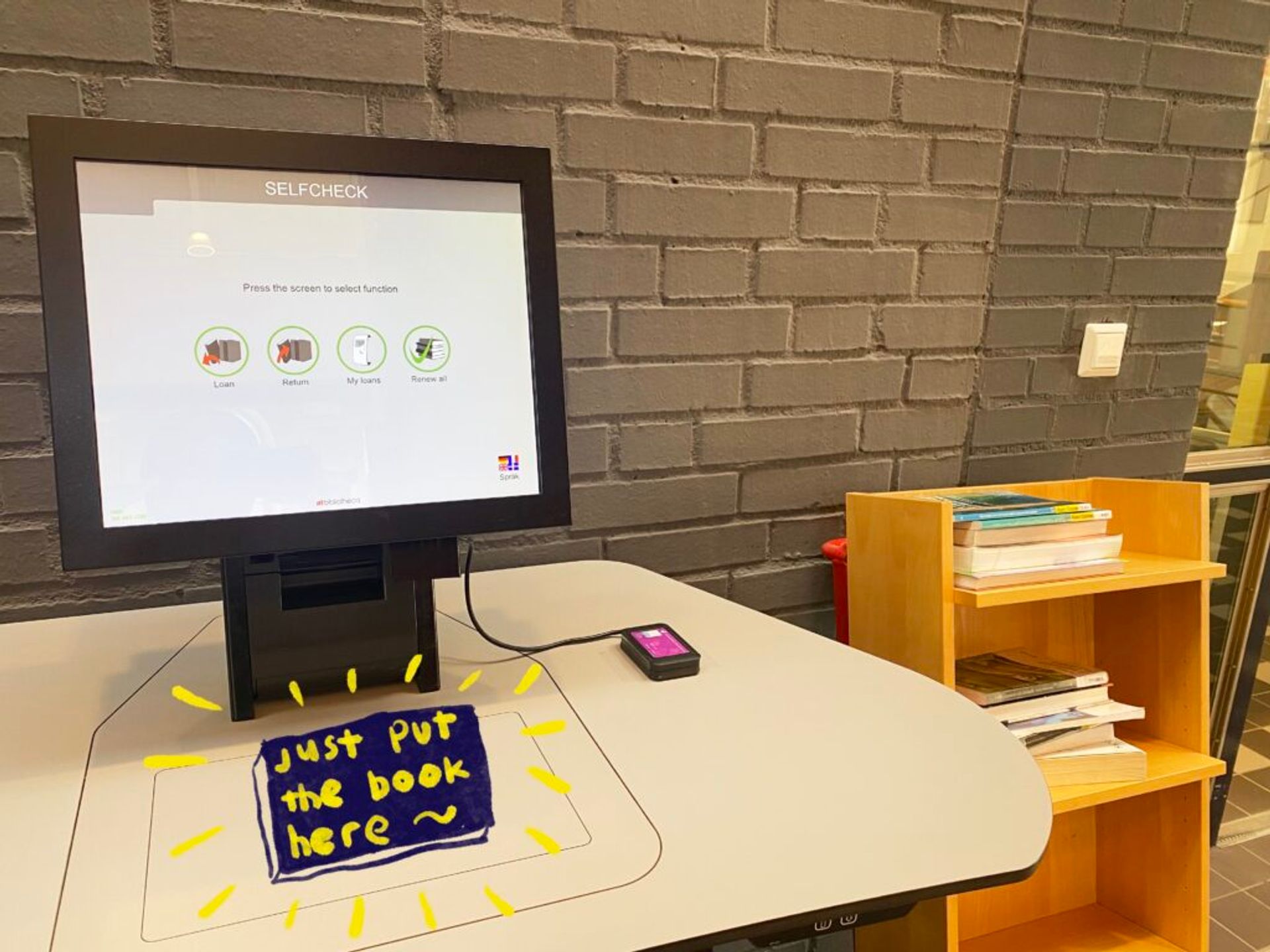 A self-service station for borrowing books located in Jönköping University's library.