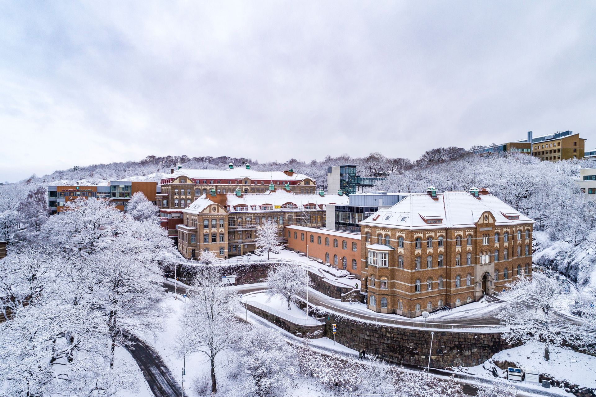 An outside view of Sahlgrenska University Hospital during winter.