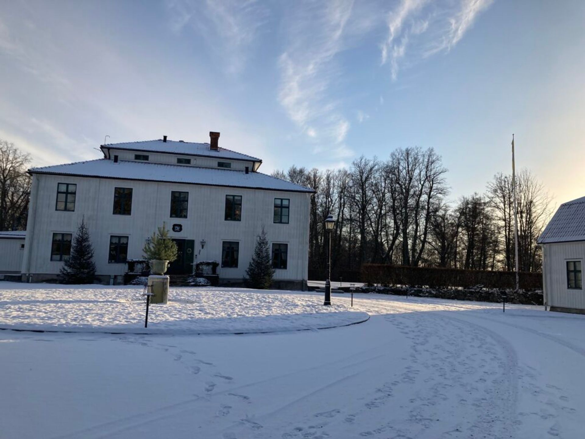 A cosy hotel in Uppsala covered with snow.