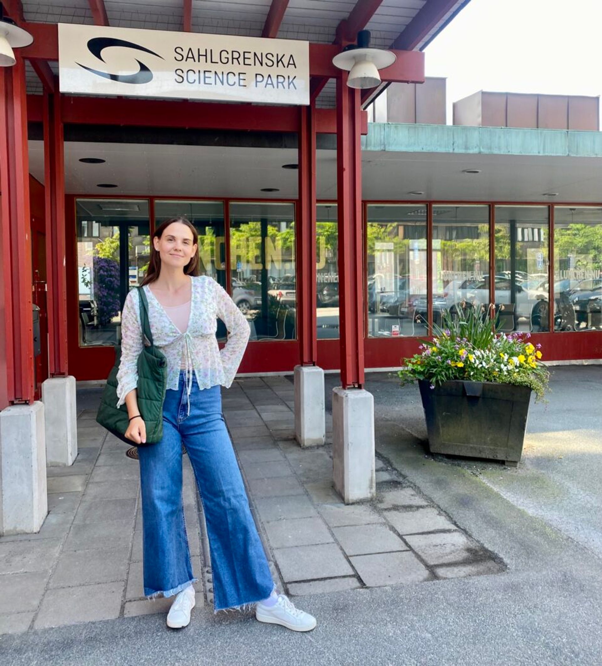 A girl standing in front of Sahlgrenska Science Park entrance.